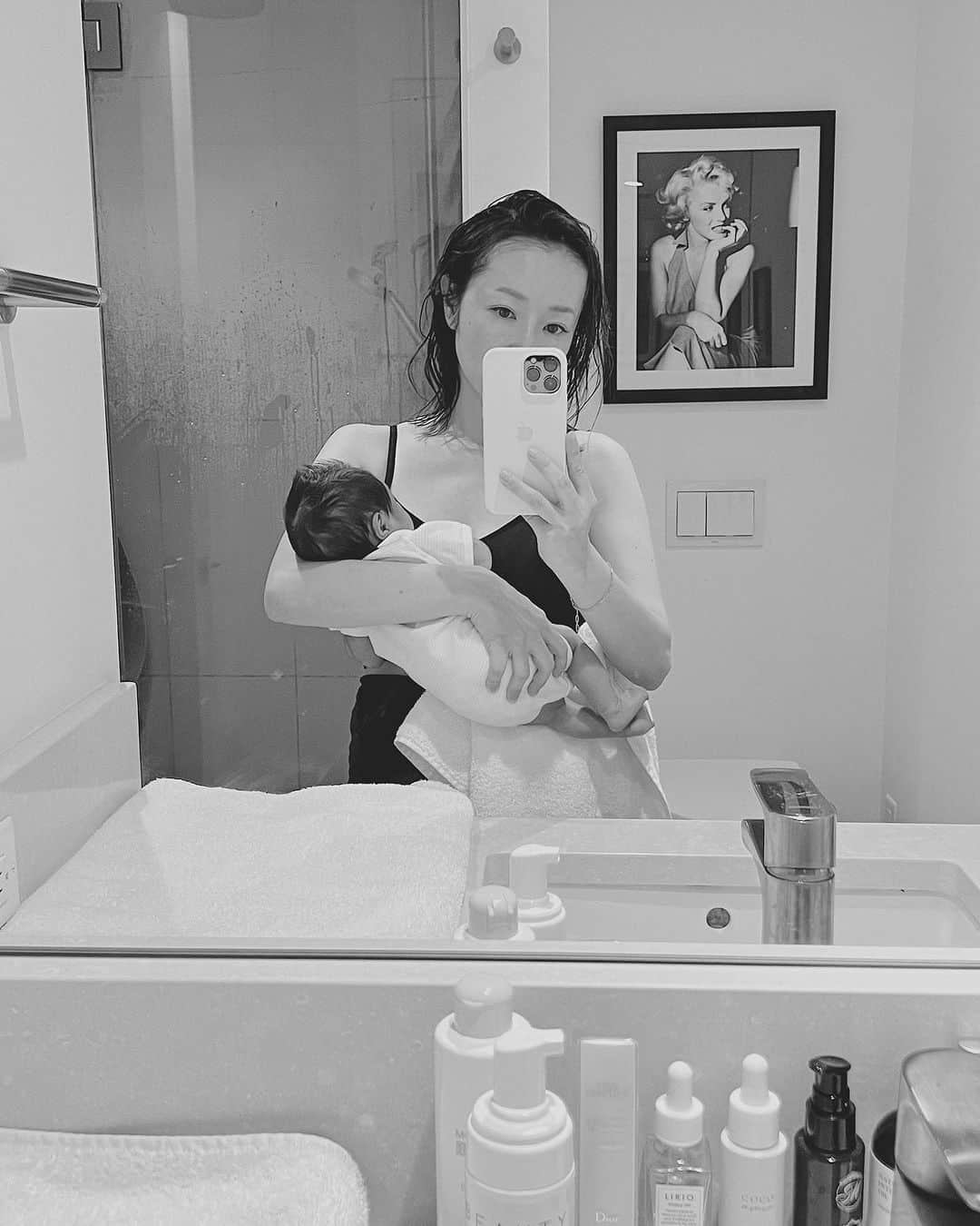 翁安芸さんのインスタグラム写真 - (翁安芸Instagram)「After bath with my baby girl🛁🤍  1.3.4枚目　2023 Aug 2.5.6枚目　2022 Aug  この一年でこんなに成長しました👶🏻🤍  4と6枚目は大きなあくびの瞬間..zzz   #babygirl #growingtoofast #13monthsold #babyno2 #13ヶ月 #成長記録」8月17日 12時44分 - akinyc