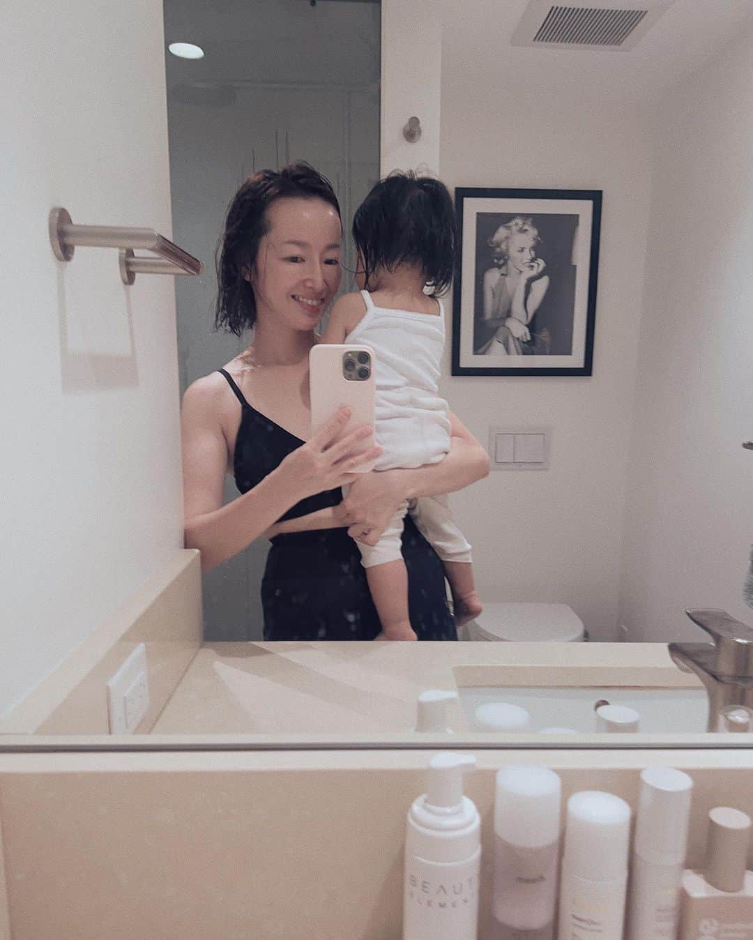 翁安芸さんのインスタグラム写真 - (翁安芸Instagram)「After bath with my baby girl🛁🤍  1.3.4枚目　2023 Aug 2.5.6枚目　2022 Aug  この一年でこんなに成長しました👶🏻🤍  4と6枚目は大きなあくびの瞬間..zzz   #babygirl #growingtoofast #13monthsold #babyno2 #13ヶ月 #成長記録」8月17日 12時44分 - akinyc