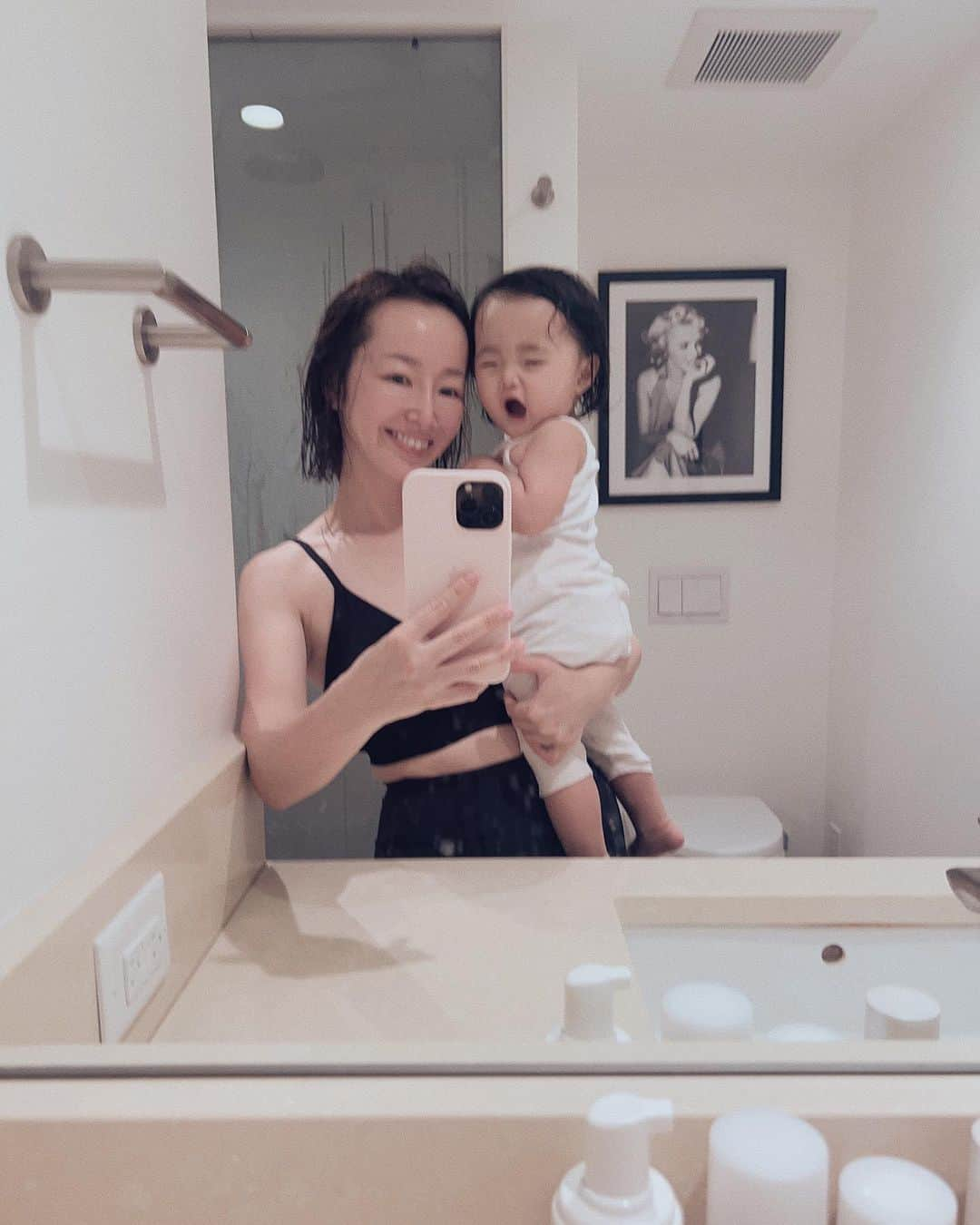 翁安芸さんのインスタグラム写真 - (翁安芸Instagram)「After bath with my baby girl🛁🤍  1.3.4枚目　2023 Aug 2.5.6枚目　2022 Aug  この一年でこんなに成長しました👶🏻🤍  4と6枚目は大きなあくびの瞬間..zzz   #babygirl #growingtoofast #13monthsold #babyno2 #13ヶ月 #成長記録」8月17日 12時44分 - akinyc