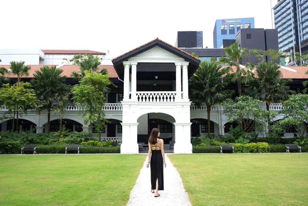 舞川あいくのインスタグラム：「🌿🍃🌞  Dress: @fray_id   #raffles #ootd」