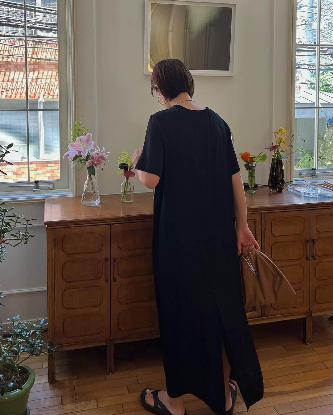 GREED TOKYO STOREさんのインスタグラム写真 - (GREED TOKYO STOREInstagram)「Bed&Breakfast  "Tumbler Finishing Satin Tee Dress in Black"  まるで纏っていないような軽さと肌触りの虜になる着心地。  まだまだ暑さが続く残暑にもピッタリで 秋冬に向けても活躍してくれるTeeドレス。  BACKにスリットが入っています  #greedinternational #bedandbreakfastqualityoflife  #greedtokyo #greedfukuoka  #satin#satindress#ootd#fashion#seasonless   #グリード #グリードトウキョウ #グリードインターナショナル#サテンドレス#シーズンレス #シーズンレス#表参道#外苑前」8月17日 19時00分 - greed_tokyo