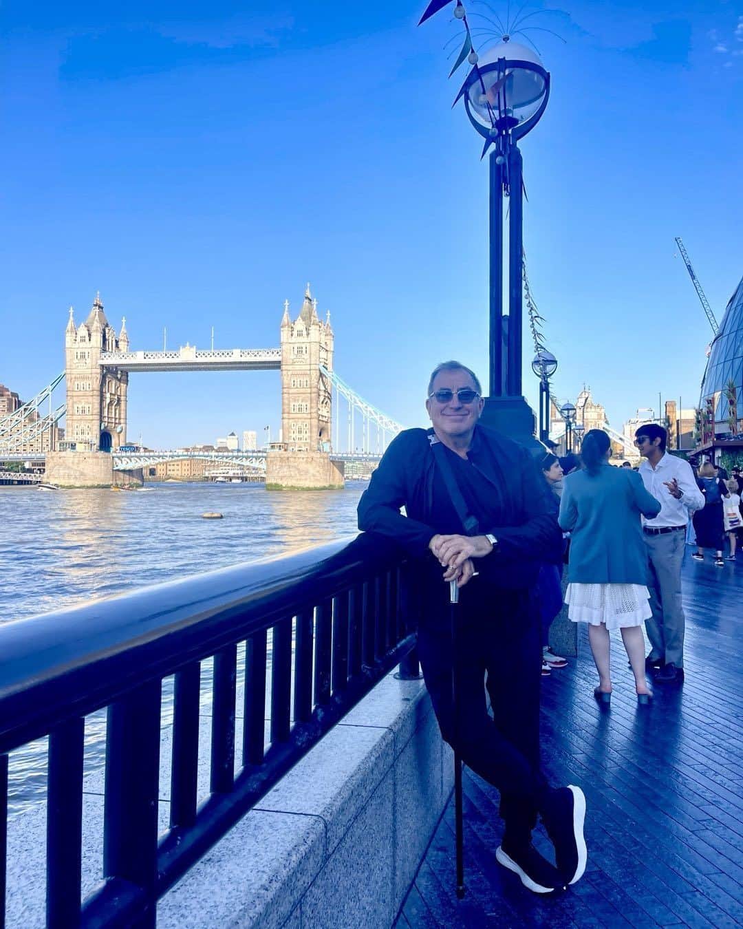 のインスタグラム：「Greetings and Cheers to all from across the pond in London! I have enjoyed a wonderful week reuniting with good friends, meeting new ones, seeing great West End Theatre including the brilliant stage production of Brokeback Mountain and, the spectacle of Abba Voyage which celebrates Abba and their music in an inclusive special effects visual feast! Sunday Roast at the Corinthia is worth the 10 1/2 hour flight as is day tripping in Covent Garden, lunch on the rooftop at the Original Soho House, and dinner at The Firehouse 🔥  #fishandchips #westendlondon #corinthiahotel #coventgardenlondon #firehouserestarauntlondon #i❤️london」