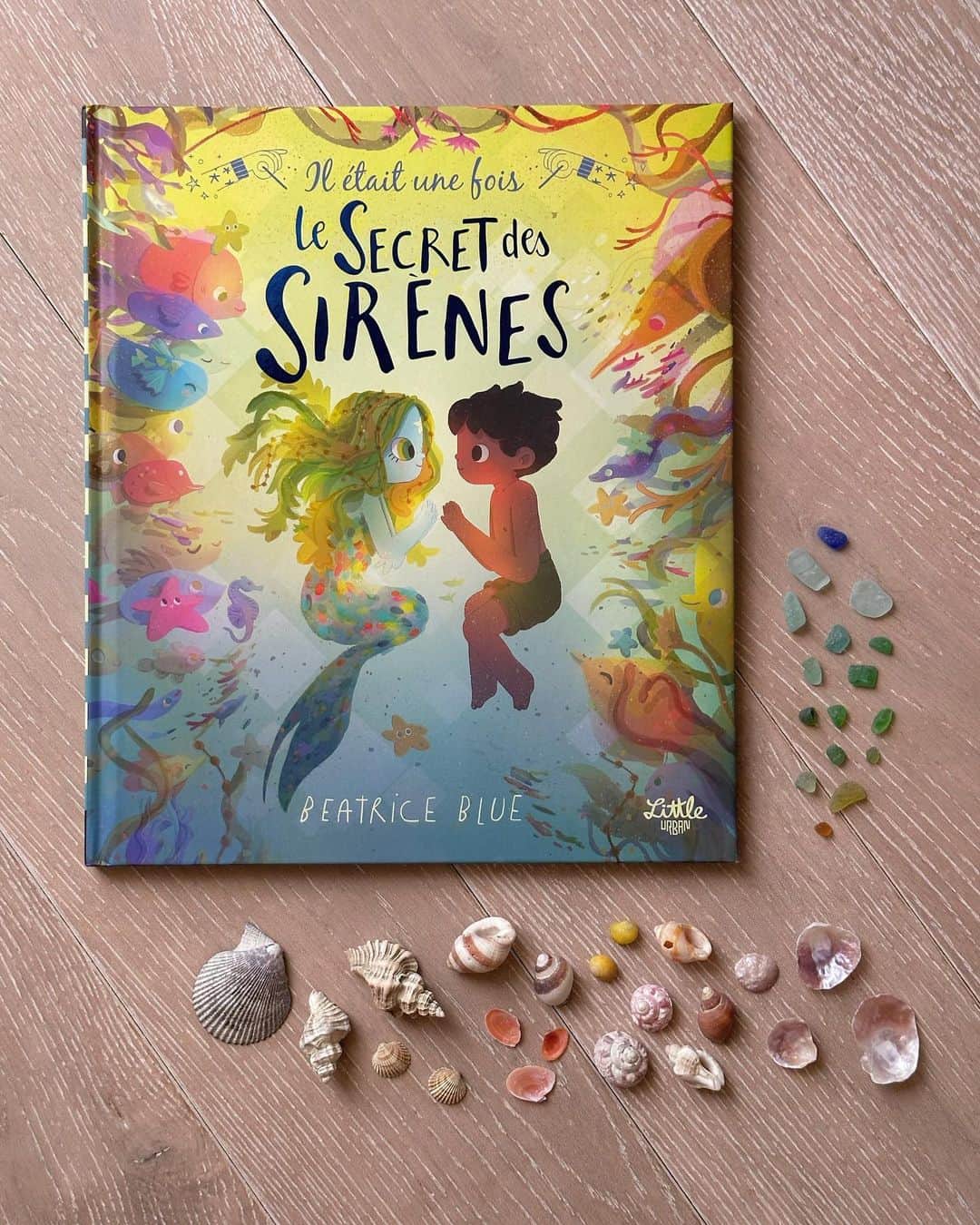 フィロとポンポンのインスタグラム：「De si jolies illustrations et histoires sur la mer…🐠🐟🐡🦀🧜🏻‍♀️🐚  📚Il était une fois, Le secret des sirènes @beatrice.blue  Aux éditions @little.urban」
