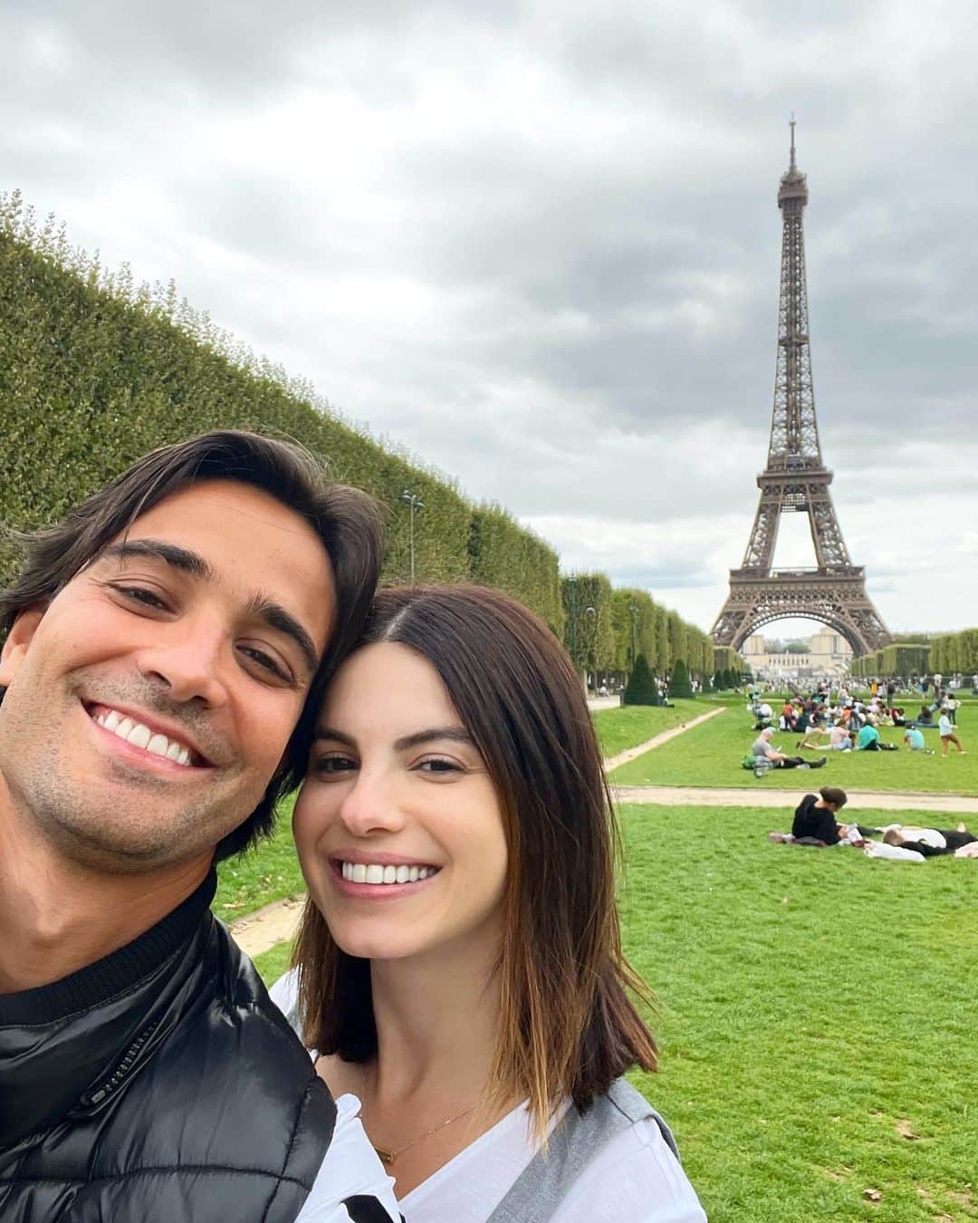 ステファニー・ブリットのインスタグラム：「Mamãe e papai bem felizinhos por Paris… (Só imaginando como vai ser quando a gente voltar com o Enrico e falando dele q cada 10 segundos!)」