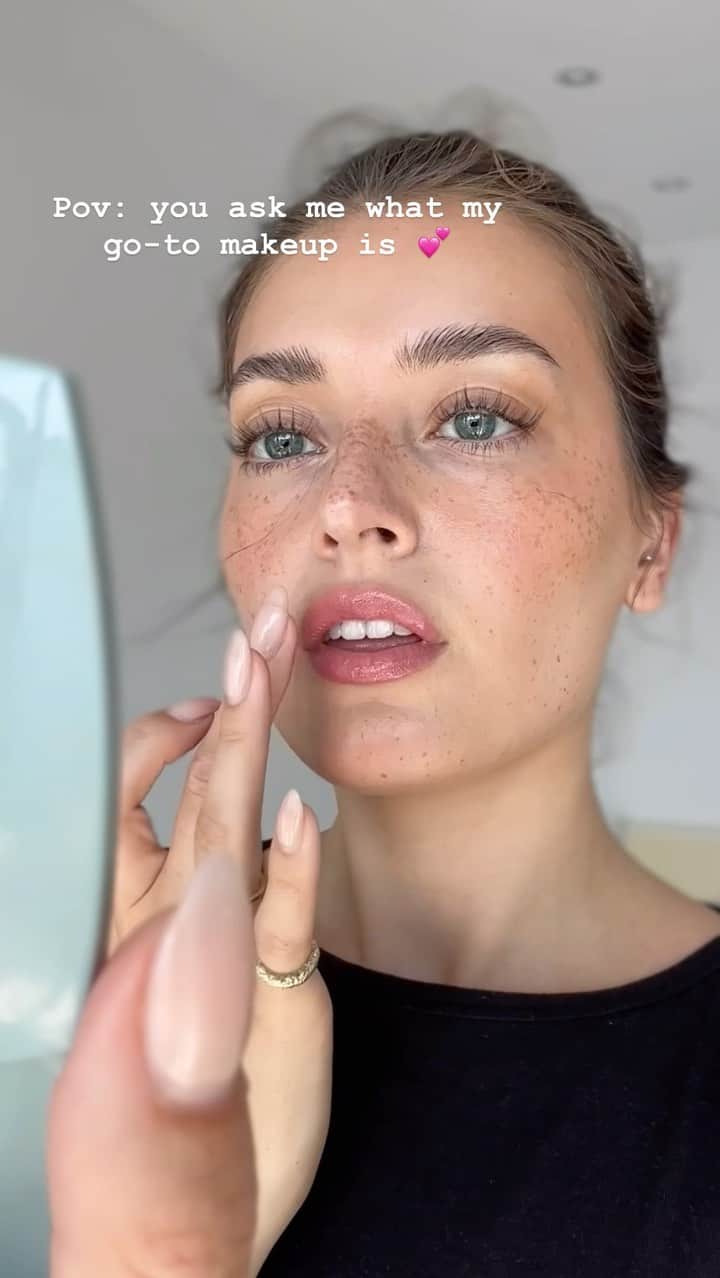 ジェシカ・ジェーン・クレメントのインスタグラム：「I’ll never get over natural makeup 🥰 Products:  Foundation - @saiebeauty Slip Tint in Two  Bronzer + Eyeshadow- @tomfordbeauty Shade and Illuminate Cream Contour Duo in Intensity 1 Blush - @deardahlia_beauty Petal Drop Liquid Blush in Breezy Highlighter - @welovecoco Baumé Essential in Rosée @charlottetilbury Lip Liner in Bond Girl Lip Color - @deardahlia_beauty Satin Glow Lip Stain in Lust Lip Gloss(balm) - @lawless Lip Plumping Mask in Watermelon  Baby Hairs - paid actors  #makeuptutorial #naturalmakeup」