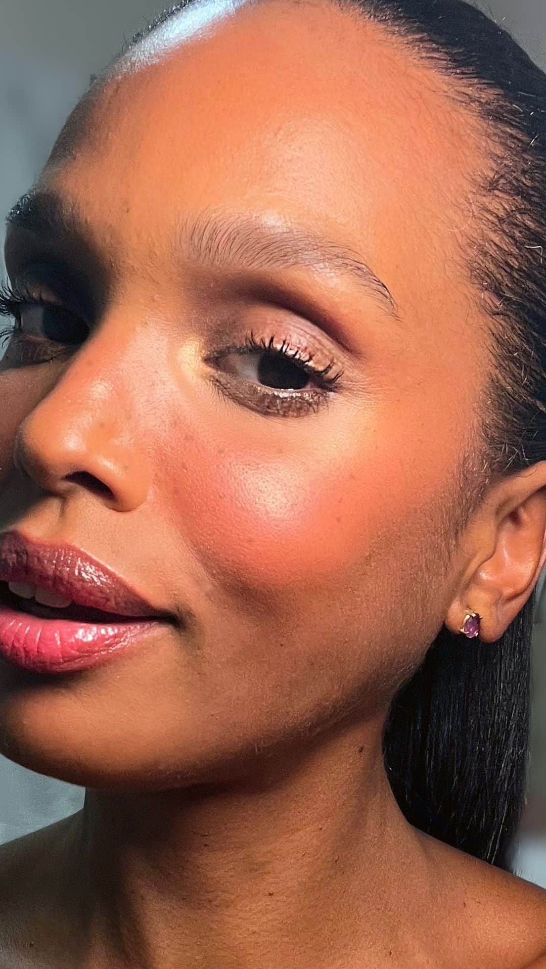 M·A·C Cosmetics BRのインスタグラム：「Viralizou e a gente trouxe pra você a Trend Strawberry 🍓 Blush! A Artista Nacional 🤎 Katia Araújo @katiaraujomakeup dá todas as dias e truques para essa look. Você não vai perder né? Aproveita e conta nos comentários se você se anima em recriar  está tendência. ✨  #maccosmetics #strawberryblush #maclokedkissink #machyperrealglow #macglowplayblush」