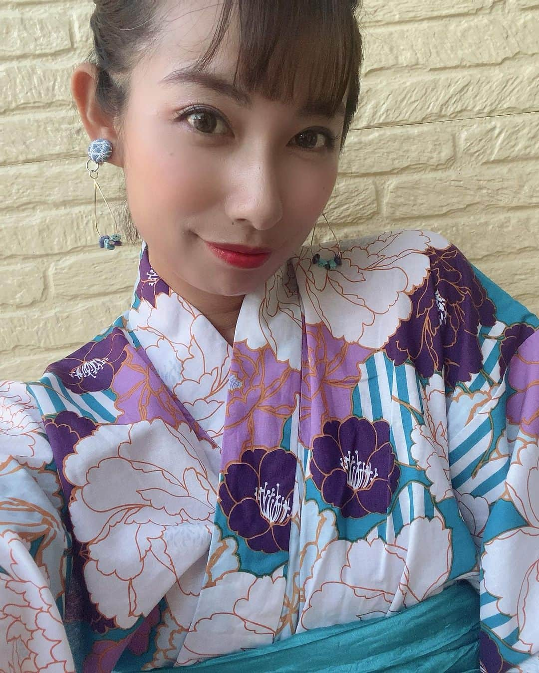 エマ中岡優姫のインスタグラム：「花火も綺麗で 田舎のお祭り堪能🥰 たくさんの友達に会えるけん 嬉しかった✨ もう夏のお祭りはこれで おしまいかな？🥰 なんだかんだで いろんなお祭りに行った気がする😆 さてさて、そろそろ 夜も涼しくなってきたし キャンプ再開するかなぁ〜？🏕️ いろいろ行きたいところあって どこに行くか悩むなぁ🥳 #お祭り  #ふれあい祭り  #男の子ママ  #ゆかた  #浴衣  #広島  #三次市」