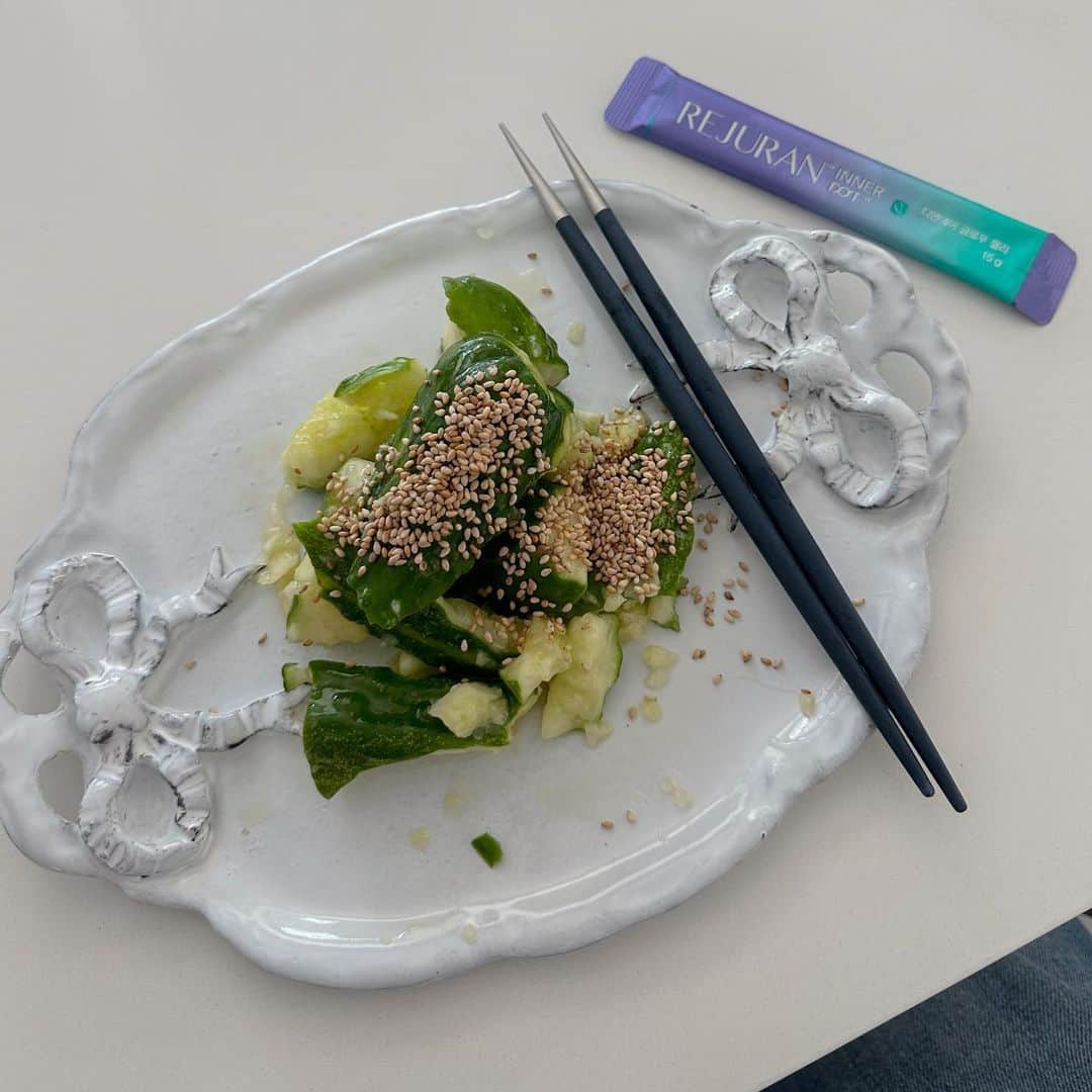 パク・ウンジのインスタグラム：「더울 때 오이 탕탕이 🥒 깨 폭탄 비주얼 너무 웃기죠?  저는 LA 일본타운 가서 샀는디~  한국에 계신 은자쓰덜은 일본 놀러가실 때 꼭 쟁이세요. 너모 맛있오👍  오늘은 청담보감+비움환 𝐎𝐏𝐄𝐍 합니다~  뭐 이건.. 다들 알아서 쟁이시죠?   막바지 여름 핫바디를 위해 휴가 후 관리안 된 체중 감량을 위해 피곤한 현대인. 몸에 쌓인 습담 독소 디톡스  몸부터 깨끗하게 비워내고- 다이어트 한약 먹으면 진짜 효과 좋아요🔥  은자언니는 청담보감 2.3단계 컨디션에 따라 번갈아가면서 먹고요- 하루 2포.  비움환은 식전에. 아침•저녁 식전 2회 먹고 있어요-✌️  비움환의 차전자피 성분이 물과 만나면 40배 이상 불어요- 그럼  포만감이 느껴져서 배도 잘 안고프죠👌 그러니까 비움환 드실 때는 꼭 물을 한두잔은 마셔주세요^^  장을 부드럽게 자극해서 아주 원할한 화장실 행 🍒 갑자기 배가 아리듯 아픈 제품은 절대 절대 싫어요 ㅜㅜ 전 먹는 다이어트 보조제 선택할 때 이 부분을 제일 중요하게 체크한답니다 ✔️  밖에 있을 때 ㅜ 갑자기 배 쥐어짜듯 아프고 아리는 느낌 넘 싫잖어요. 비움환 먹으면서 이런 느낌 없이~ 부드럽게 제때 화장실 가는 게 좋았어요-   몸 속의 정체된 더러운 수분👉 부기 부종 유발. 비움환은 정체된 수분인 습담을 제거 해서 몸 속에 흐르는 물을 깨끗하게 정화해줘요✔️  몸이 이유 없이 잘 붓거나, 아무리 운동해도 살이 빠지지 않고, 몸이 무거운 느낌에 무기력한 분들‼️께 추천드려요👌  잠시 후 10시부터 구매 가능합니다 🍒」