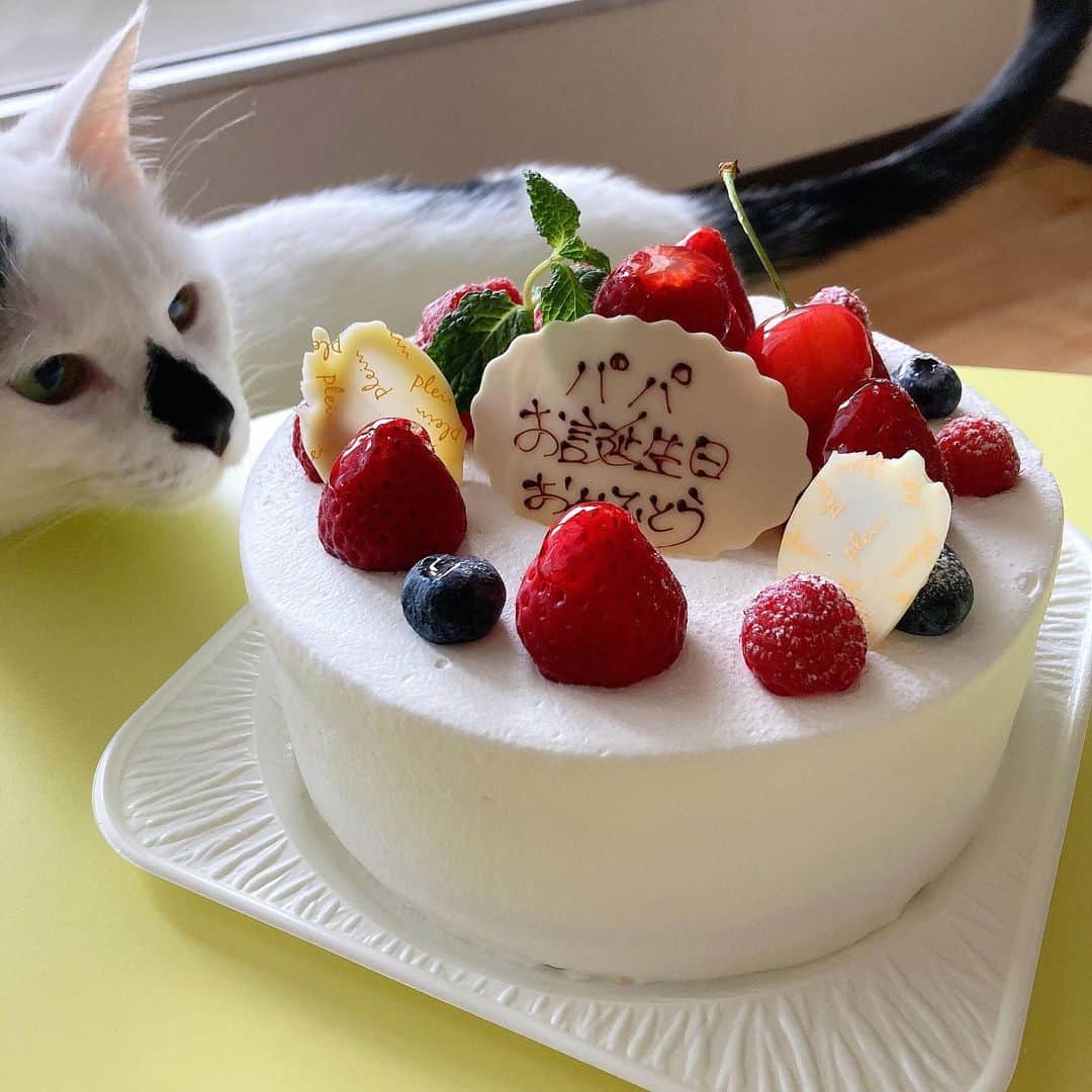 アイミのインスタグラム：「2023年6月2日パのお誕生日🎂👏 家族でお祝い👪  #お誕生日 #お誕生日ケーキ #おめでとう #パパ」