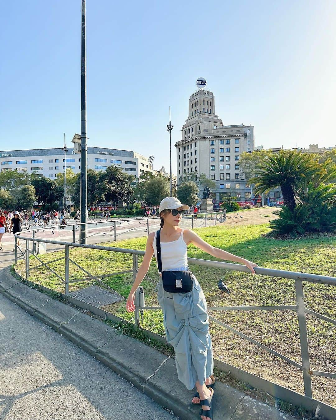 小祝麻里亜のインスタグラム：「Barcelona, Spain 🇪🇸  La Barceloneta beach⛱️  ＿＿＿＿＿＿＿＿＿ #スペイン #スペイン旅行 #バルセロナ  #Barcelona #2023travel #Barcelonetabeach #여행일기 #여행스타그램 #여행스냅 #바르셀로나 #스페인」