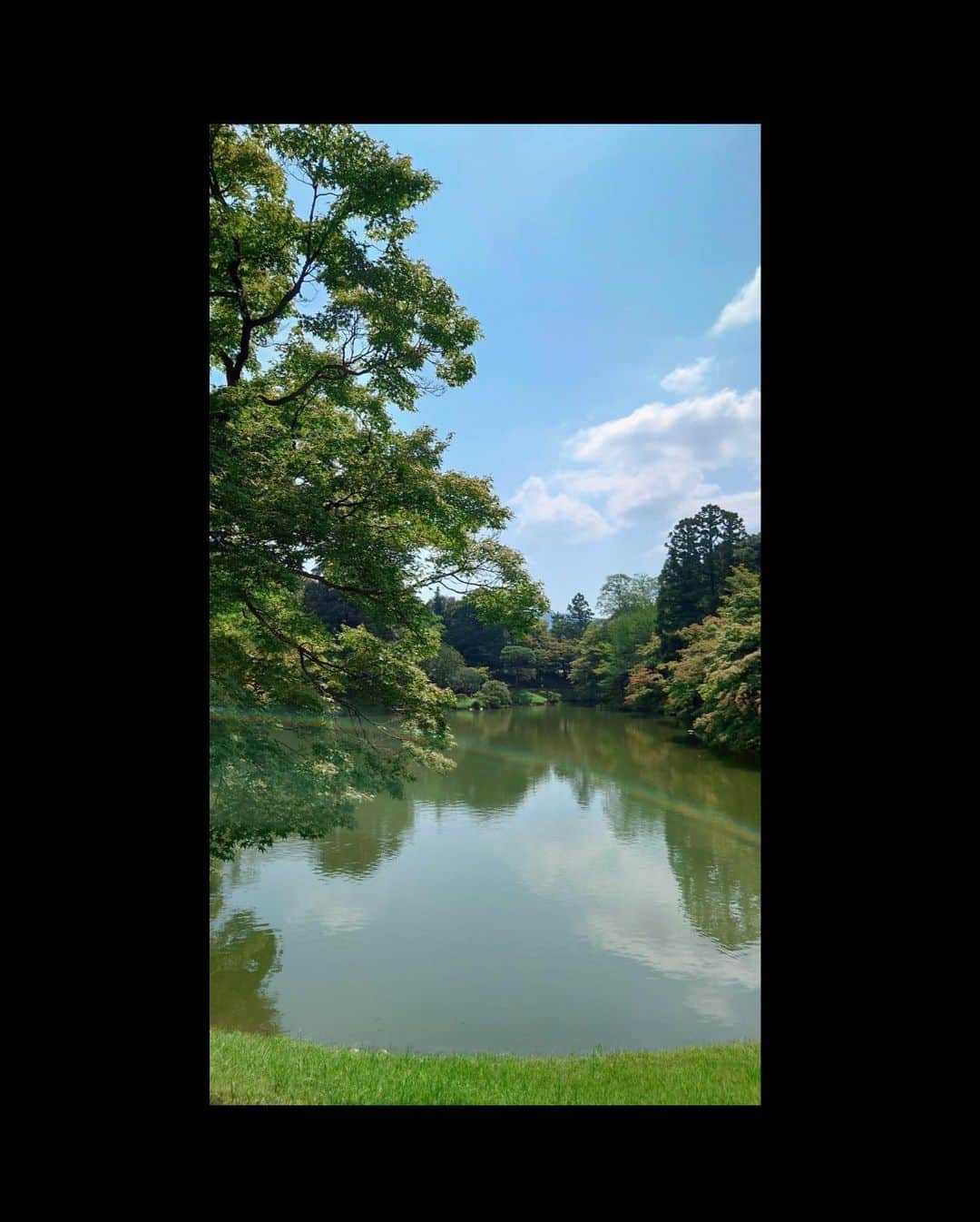 小野寺結衣さんのインスタグラム写真 - (小野寺結衣Instagram)「・ ⁡ 数時間だけの弾丸京都へ。 ⁡ ⁡ 夏の京都は最高に暑かったけど 夏生まれの私は暑い方が断然好きなので 最高に気持ちよかった😎❤️‍🔥！ ⁡ ⁡ ⁡ 初めての、予約制の仙洞御所(ガイド付き)🌳 天皇皇后両陛下が京都に来られた際の御宿泊所と いうことで、とても清らかな気持ちで 参観してきました。 ⁡ ⁡ 猛暑のなか、キンキンの冷たい水に膝下まで 浸かって進める みたらし祭や高雄の川床も、 改めて日本の良さを感じる素敵な空間でしたよー🏞️ ⁡ ⁡ ⁡ 自然のパワーに感謝😌☁️ ⁡ ⁡ ⁡ ⁡ ⁡ #御手洗祭 #みたらし祭 #下鴨神社 #御手洗祭  #足つけ神事  #水みくじ は相変わらず非常によろしくない内容 笑 #言社 #干支のお社 にもお参り🙏 #仙洞御所 #京都御所 #川床 #もみじ家別館 #高雄川床 #川床ランチ #京都観光 #kyoto #japan #👘 #ワンピース @m_maglie_le_cassetto_official  #サングラス #eyevol」8月17日 7時55分 - yui_onodera0831