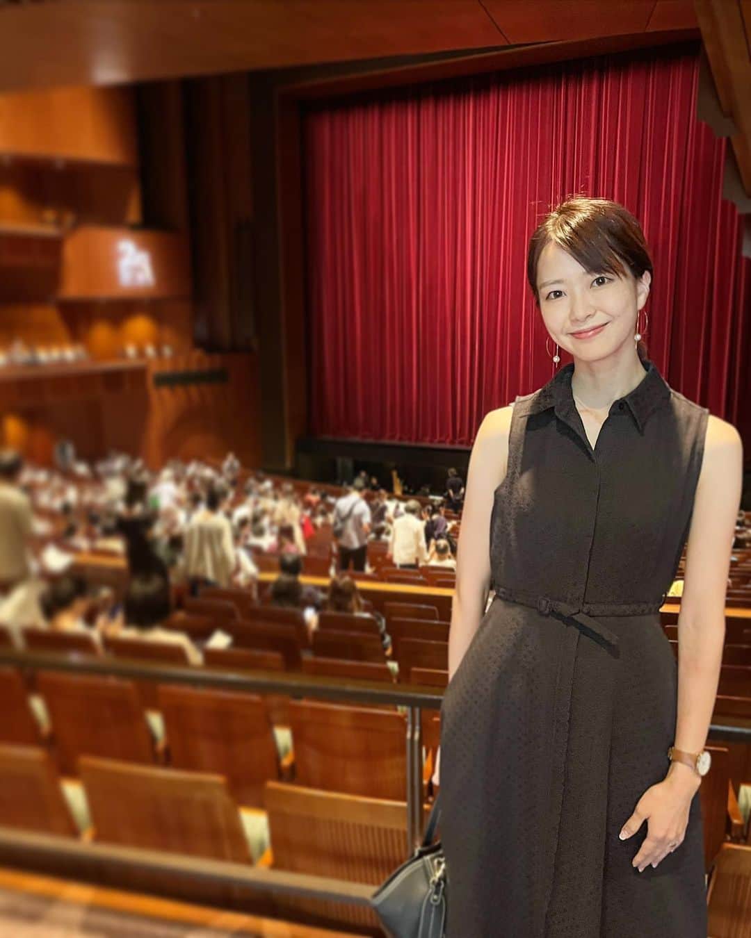 下村彩里さんのインスタグラム写真 - (下村彩里Instagram)「先日#新国立劇場 にて行われた ミラノ・スカラ座バレエの生徒が出演の舞台に🩰  久しぶりに恩師にも会うことができました！！！✨  世界で活躍するバレリーナたちの素晴らしい踊りに  手のひらがジンジンするくらい  大きな拍手を送りました！  心揺さぶられました。  #当たり前のように #イタリア語 で話しかけてくる #恩師 #私はイタリア語を忘れました。 #私はイタリア語を忘れました #だけをイタリア語でリピートし続ける私 #爆笑されました🤣 #最後の写真は #9年前 #ミラノ　の仲間たちとの写真  #バレエ#バレエの魅力#バレエ鑑賞#ミラノスカラ座バレエ学校#ballet#lascala#下村彩里」8月17日 8時00分 - sairi.shimomura_ex