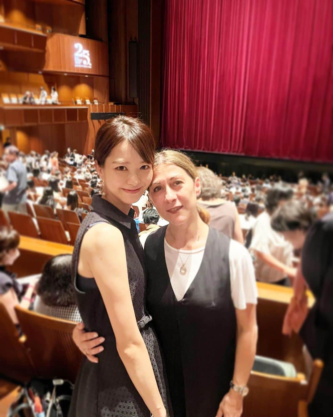 下村彩里さんのインスタグラム写真 - (下村彩里Instagram)「先日#新国立劇場 にて行われた ミラノ・スカラ座バレエの生徒が出演の舞台に🩰  久しぶりに恩師にも会うことができました！！！✨  世界で活躍するバレリーナたちの素晴らしい踊りに  手のひらがジンジンするくらい  大きな拍手を送りました！  心揺さぶられました。  #当たり前のように #イタリア語 で話しかけてくる #恩師 #私はイタリア語を忘れました。 #私はイタリア語を忘れました #だけをイタリア語でリピートし続ける私 #爆笑されました🤣 #最後の写真は #9年前 #ミラノ　の仲間たちとの写真  #バレエ#バレエの魅力#バレエ鑑賞#ミラノスカラ座バレエ学校#ballet#lascala#下村彩里」8月17日 8時00分 - sairi.shimomura_ex