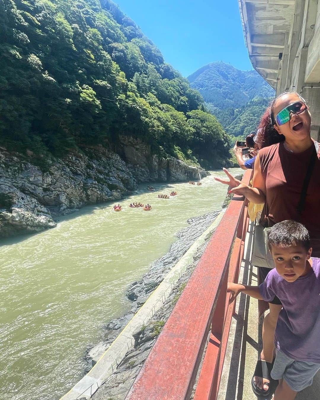 MARUのインスタグラム：「🗾 SHIKOKUの旅  夏休みしてきました🍉  徳島編 １、大歩危峡観光遊覧船 ２、妖怪屋敷 ３、大歩危辺りの吉野川 ４、祖谷「かずら橋」 ５、祖谷「龍頭の滝」  もう数日前に過ぎ去った台風のおかげで、遊覧船は乗れず。すごい激流の川だなと思ってたらやはりこれも雨の影響と。数日は濁流と。自然はAmazonプライムみたいに翌日平常とはいきませんね。  ２の妖怪屋敷は、妖怪好きの息子の期待大の博物館。手作り感満載だけど、中に真っ暗な廊下みたいなのがあってそれは一瞬怖かった。谷の秘境の鬱蒼とした雰囲気から生まれる妖怪説。さすが里の人たちは、上手に自然と溶けあった文化を育んでいたんだなぁと。至る所に妖怪説あり。  ちなみにかずら橋は、国の重要有形民俗文化財に指定されてんだけど、１００メートルくらい人が並んでる&入場料更に取られるでトライせず。それよりその先の滝とキャンプ場近くの川がとにかく綺麗。　　　  とにかくお盆で宿が取れずで、楽天トラベルでやっと見つけた一万以下の民宿（それ以外は一泊五万とかしかない。本当はそこに泊まりたいなぁ笑）に泊まった。ガタガタの椅子で、宿泊者２０名ほどと鮨詰めになりながら食した晩ごはんは忘れられず。  まだまだ四国の旅は続く。。。  #大歩危　#小歩危 #四国旅行 #おへんろ #家族旅行 #三世代旅行 #子連れ旅行」