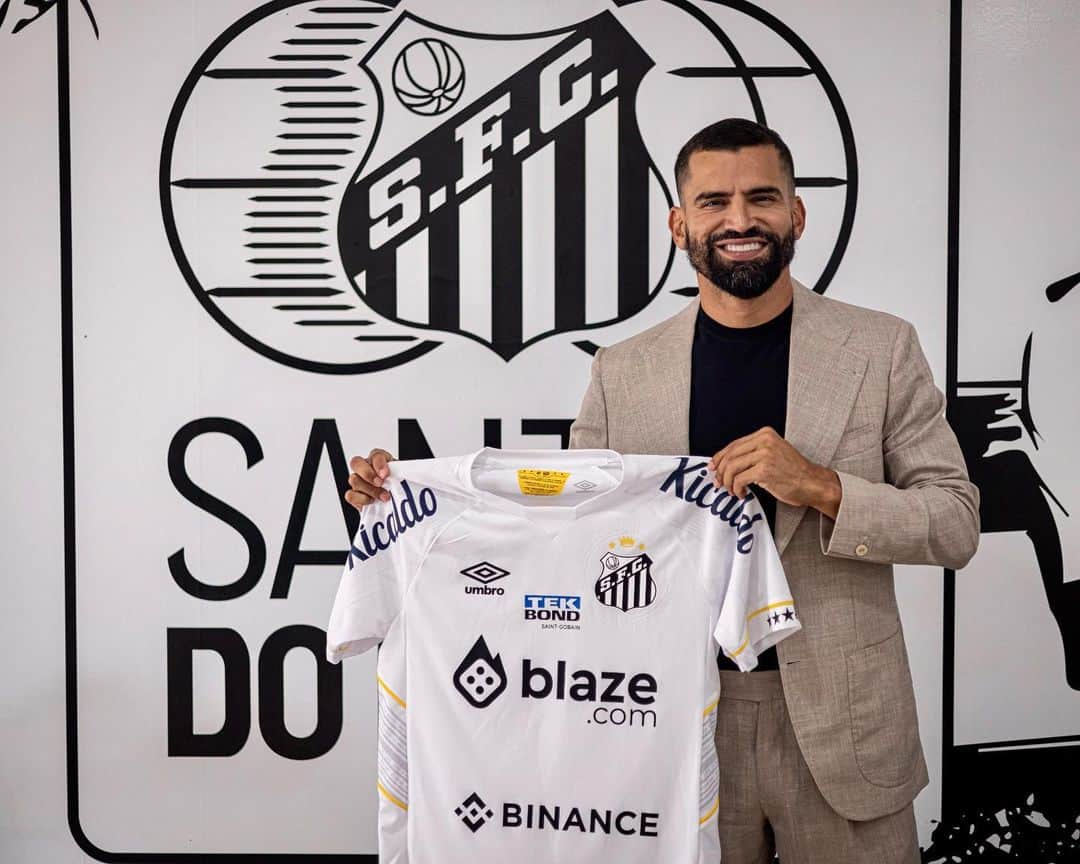 トマス・リンコンのインスタグラム：「Feliz y Honrado de poder vestir esta camiseta tan especial y lo que representa su historia para el fútbol mundial.   Vamoooooo pra cima deles SANTOS ⚪️⚫️」