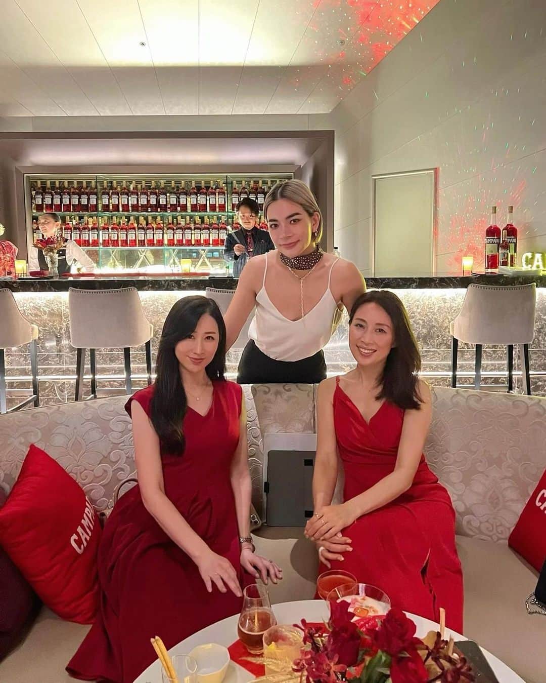 宮田綾子さんのインスタグラム写真 - (宮田綾子Instagram)「一夜限りのイベント  🍷CAMPARI RED NIGHT in KAHALA🌺 にお招きいただきました  REDのドレスコードで統一されたカンパリの世界観とザ・カハラ・ホテル&リゾート横浜のラグジュアリーな雰囲気がとても素敵でした❤️ 鮮やかなカクテルもとても綺麗でおいしかったです🍸 素敵な時間をありがとうございました🌃  すずかちゃんも1年ぶりくらいに会えて嬉しい〜🤍えりちゃんとも相変わらずあれこれおしゃべり♩ カハラにもまたゆっくりおじゃましたいな🏨    #カハラホテル横浜 #ザカハララウンジ  #campari #カンパリ #kahalahotel #ラグジュアリーホテル」8月17日 8時08分 - ayako__miyata