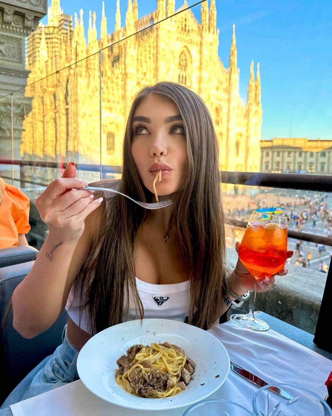 KaThE ArOcAのインスタグラム：「Y… yo por aquí feliz comiendo mi spaghetti favorito 🍝  trufado 👌🏻  obvio acompañado de un Aperol Spritz, perfecto para este calor 🍹  #milano #italy #doumodimilano #spaghetti」
