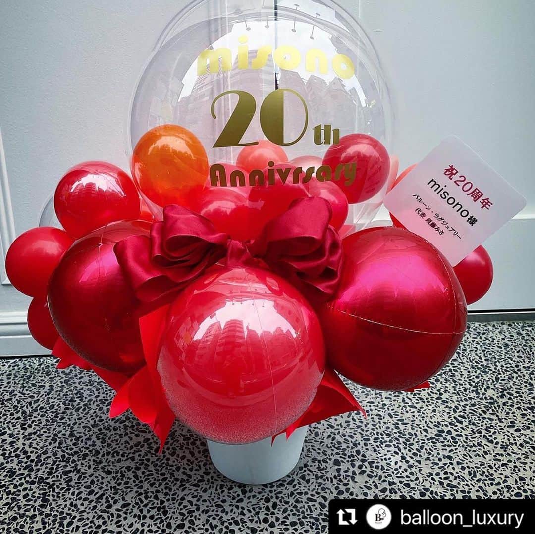 misoNosukeさんのインスタグラム写真 - (misoNosukeInstagram)「. . 2002年8月に デビューしたので  2022年10月の チャリティーイベントにて  出入口で飾られていました！ 有り難うございました…  ↓  #Repost @balloon_luxury with @use.repost  misonoさんの芸能生活20周年と38歳の誕生日をお祝いしてお贈りさせて頂いたバルーン𓂃𓂂𖡼◌  misonoさんをイメージして制作させて頂きました🍬イベントや会場配送も承っておりますのでご相談下さい。  #バルーンギフト  #バルーン装飾  #バルーンアレンジ  #バルーンアレンジメント  #バルーンフラワー  #バルーンブーケ  #お祝いバルーン  #お祝いバルーンギフト  #お祝いバルーンアレンジメント」8月17日 8時19分 - misono_koda_official