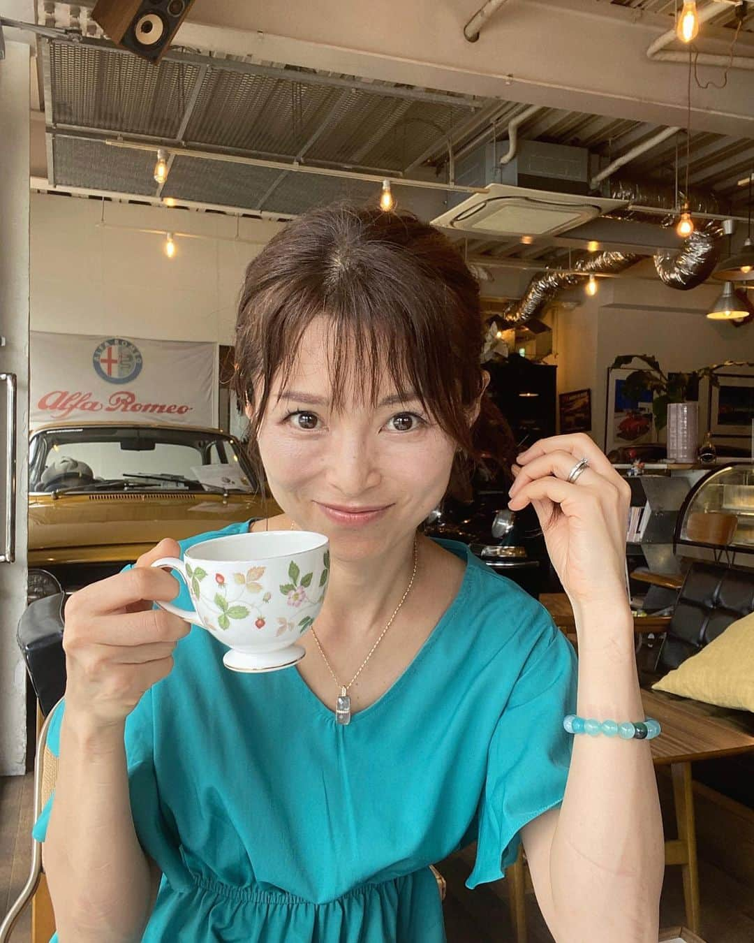 藤田りえさんのインスタグラム写真 - (藤田りえInstagram)「アメリカーンなカフェに行ってコーヒーを頼んだらまさかのウエッジウッドのカップで出てきて軽く戸惑い ⁡ ⁡ ⁡ +:-:+:-:+:-:+:-:+:-:+:-:+:-:+:-:+ threads、インスタとは違ったことをつぶやいています プロフィールトップの@マークをタップしてみてね。 ⁡ ⁡ #藤田りえ #48歳 #1974年生まれ #アラフィフ #アラフォー #40代 #ごきげんさんでいこう  #ジョイスタッフ #threads #カフェ好き #ウエッジウッド #weddgewood」8月17日 8時18分 - rie_fujita.ana