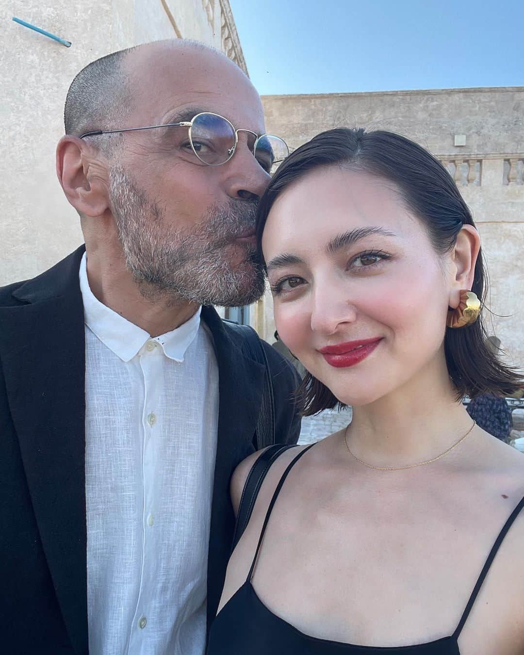 エリーローズさんのインスタグラム写真 - (エリーローズInstagram)「Beautiful day celebrating love in Puglia with my godfather @sabatorusso 🌹  叔父のサバートの故郷であるプーリア。まさかイタリアの結婚式にて再会が叶うとは夢のよう🕊️ スーツのデザイナーをしてるサバートとふたりでお揃いのブラックコーデで参列🖤」8月17日 16時00分 - ellirose