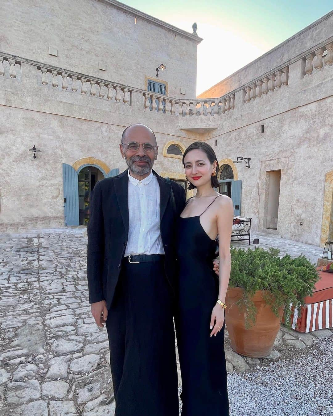 エリーローズさんのインスタグラム写真 - (エリーローズInstagram)「Beautiful day celebrating love in Puglia with my godfather @sabatorusso 🌹  叔父のサバートの故郷であるプーリア。まさかイタリアの結婚式にて再会が叶うとは夢のよう🕊️ スーツのデザイナーをしてるサバートとふたりでお揃いのブラックコーデで参列🖤」8月17日 16時00分 - ellirose