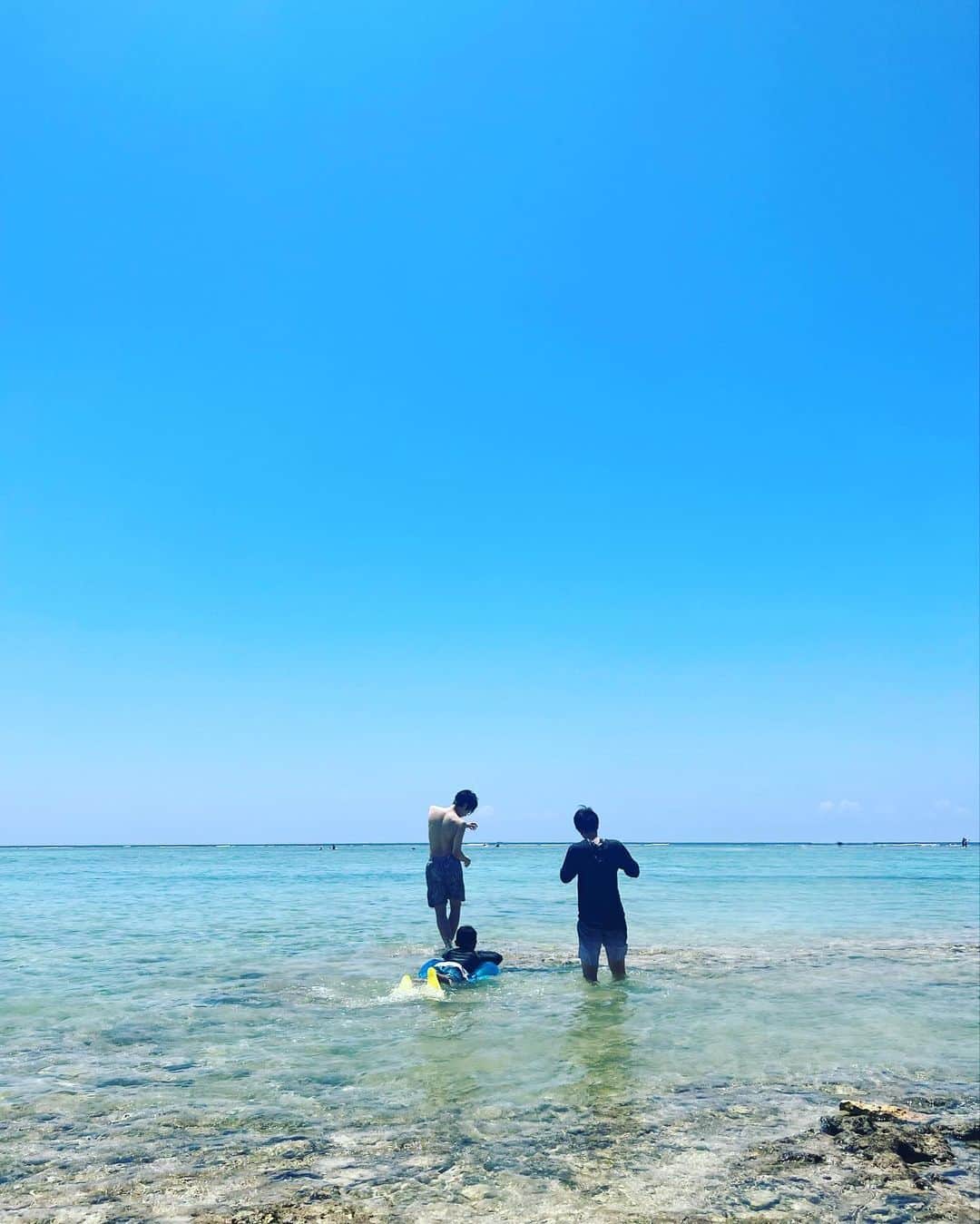 神崎恵のインスタグラム：「・ 眺めるだけ。と思いつつも、 入ってしまうのですよ。🏊‍♂️🏖️。  🧢は数年前に韓国で購入したもの。 👙　#ludlow ラッシュガードセットアップ　数年前の　#thirdmagazine」