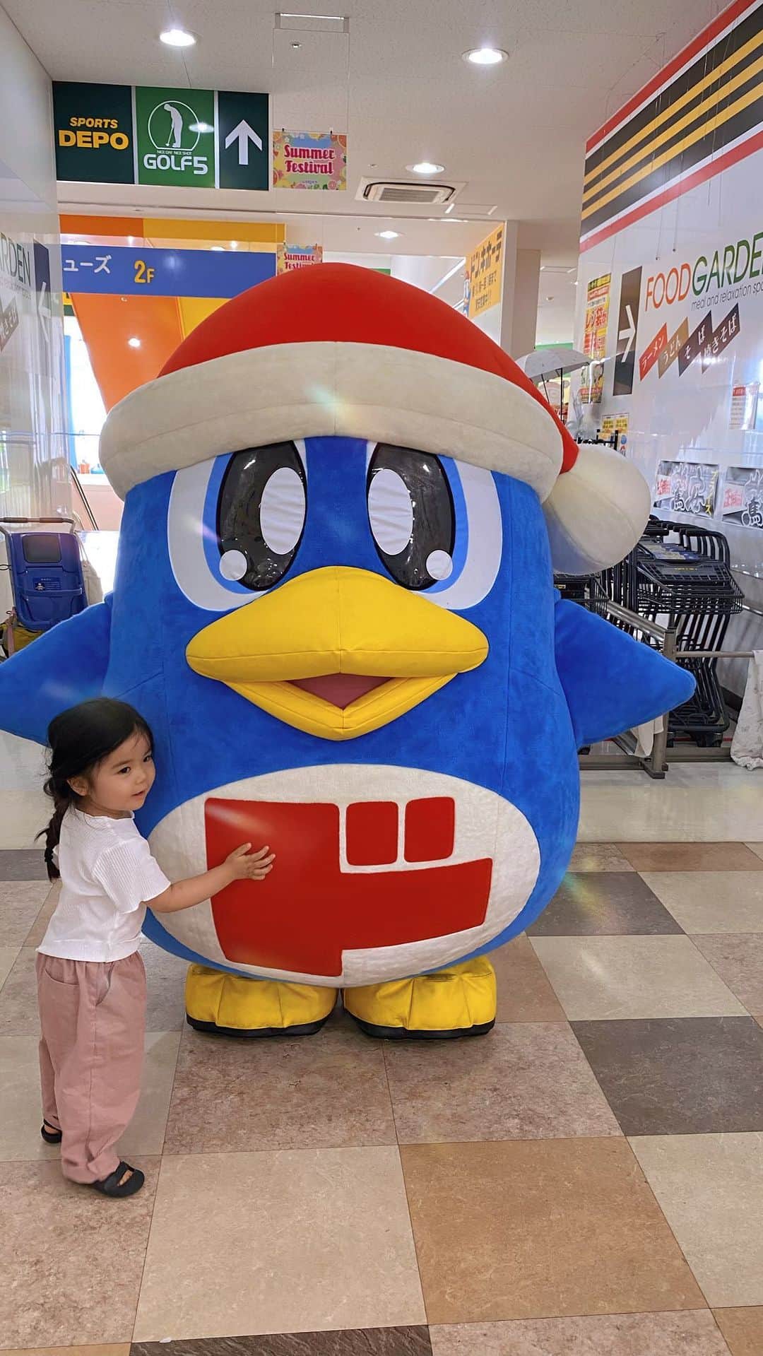 北澤 宏美のインスタグラム：「いた❤️💙 一緒に撮らせてもらえたよ👧🏻 私も初めて見ることができてなんかうれしい😄  スリーサイズすべて98cmらしいよ 誕生日は9月8日らしいよ 帽子はナイトキャップらしいよ 趣味はダイビング、魚釣り、TikTokらしいよ  #ドンペン くん」