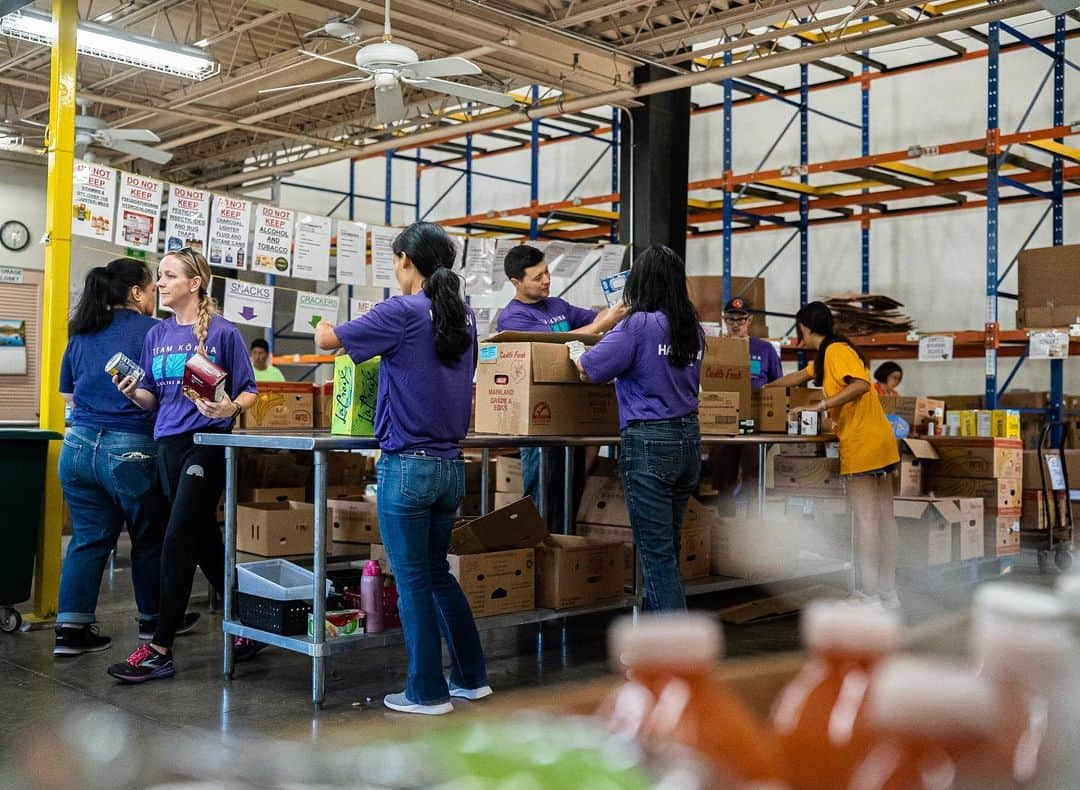 ハワイアン航空のインスタグラム：「As we support the ongoing evacuation and transport of essential cargo to/from Maui, we are also committed to supporting the growing need for food assistance within the Maui community. Join us in partnering with the @mauifoodbank, @hawaiifoodbank and @hawaiicommunityfoundation’s Maui Strong Fund. Learn more: https://www.hawaiianairlines.com/MalamaMaui.   For those who would like to help, the @hawaiifoodbank will be holding their annual Food Drive Day on Saturday, Aug. 26. Multiple collection sites around Oʻahu will be accepting food and monetary donations to support our Maui ʻohana. Donations made toward this year's Food Drive Day will support Maui Food Bank and Hawaii Food Bank's disaster relief efforts.   #NourishMaui #MālamaMaui #SupportMaui」