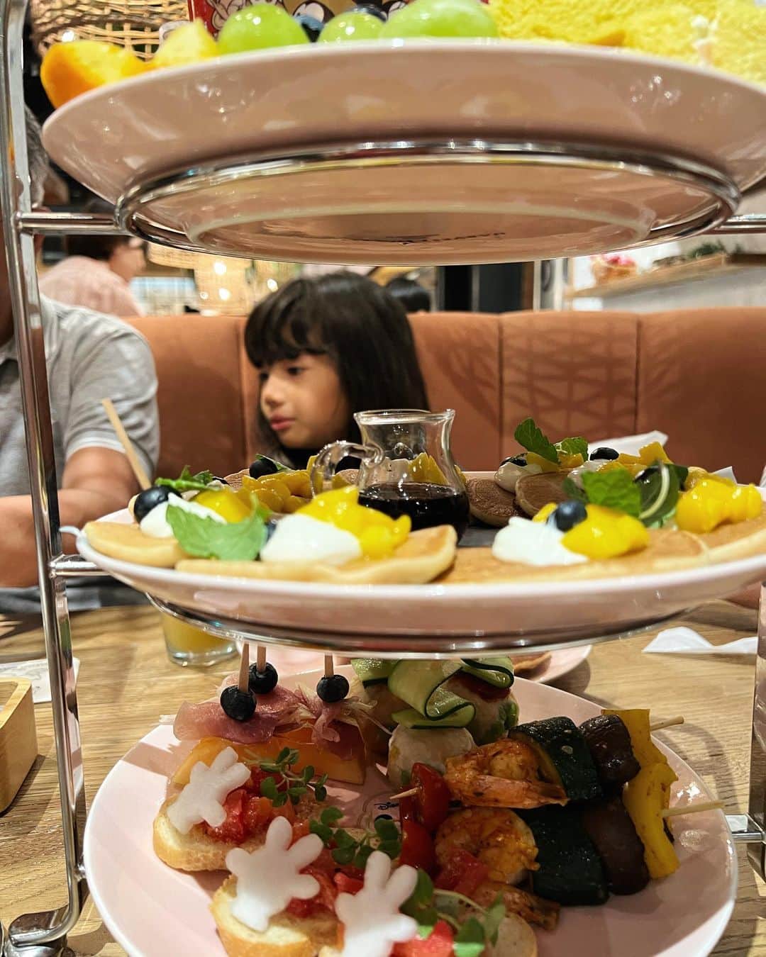 廣瀬規子のインスタグラム：「@d_harvestmarket ✨  子供だけじゃなくて、大人もミッキーを感じられて、安心して行けるお店💓  両親が来ているので、皆んなが楽しめるお店ないかなぁ、、と探していたら✨  お盆だったからなのか、予約もすんなり取れてありがたかった💓  ヘルシーなのに体に満足なもの。 見た目も可愛いなんて、、最高じゃないか🥳  お嬢はちゃっかりじぃじにぬいぐるみ買ってもらってましたw  ディズニーランドまでは行けないけど、ミッキーをちらっと感じたい時にも、、こりゃ最高だぁ😍」