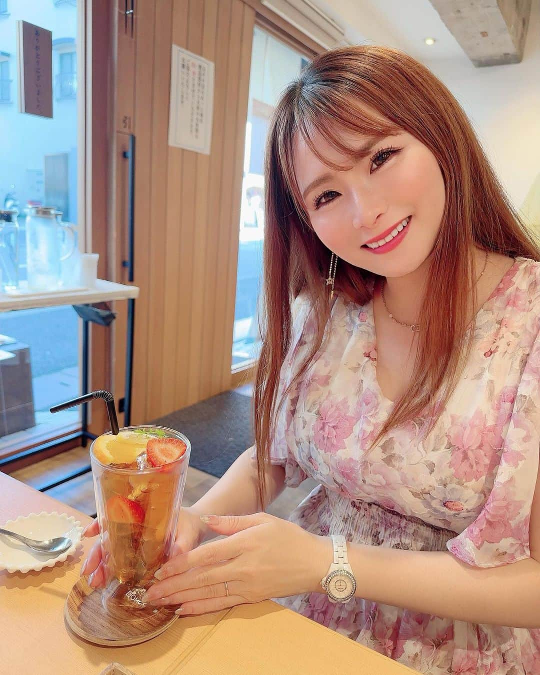 松浦三佳のインスタグラム：「＊ たまご専門 本巣ヱ 苦楽園🥚 プリンの乗ったかき氷が有名なようで初訪問🍮 運良く待たずに入れたけど常に満席🈵 ただ、わたち、ミルクが苦手なのでミルク氷とかたくさんあったけど、食べれるものがあんまりなくて友達とシェアでひとつ頼んでドリンクを楽しみました😊 フルーツの入ったアイスティーが好きだからあったし頼んだ☺️☺️☺️ 帰りにプリンぱんとプリンを買って帰りました🍮 ＊ ＊ ＊  #苦楽園 #カフェ #プリンかき氷 #たまご専門本巣ヱ  #夙川 #兵庫カフェ #食べログ #グルメ #かき氷 #カフェ活」