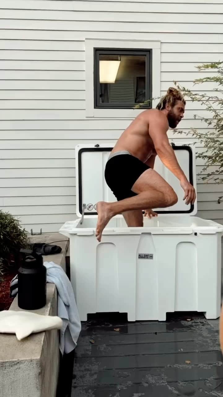 モデル、ブロック・オハーンのインスタグラム：「Forgot my shorts but wasn’t going to miss out on the cold plunge 😂」