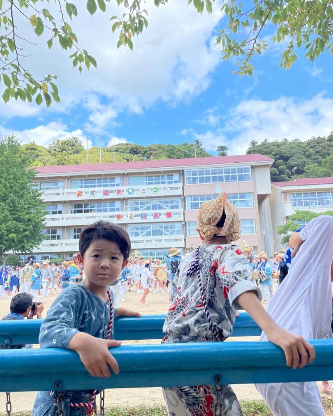のインスタグラム：「夏休みの思い出編  お祭り２日目は 近くの小学校からスタート✴︎  青い空とお祭り衣装に ひと夏の子供達の成長を感じた朝でした  #夏休み  #思い出  #神輿  #主人が通った  #小学校」