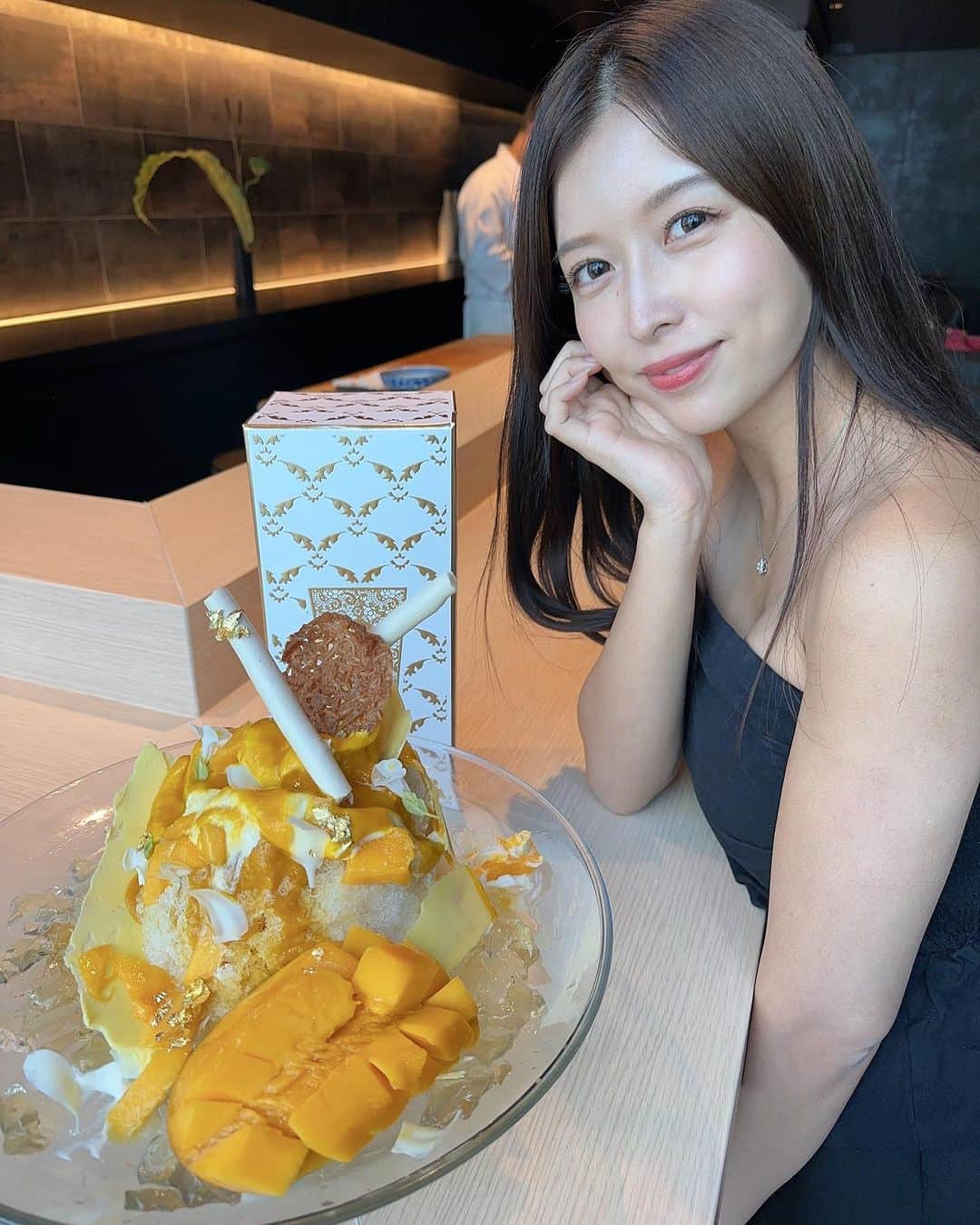 中野綾香さんのインスタグラム写真 - (中野綾香Instagram)「この夏、かき氷食べた？ @azabujuban_mumei   コンテス・ドュ・セレスってシャンパンが使われてる高級かき氷🍧お値段5万円です😳✨めっちゃ美味しくて感動♡ 麻布十番のお祭りの時(8/26.27)店前で伝えたら食べられるそうですー♡  #麻布十番 #comtesse #無銘 #鮨 #麻布十番グルメ #麻布十番ランチ #麻布十番祭り #麻布十番ディナー #会員制 #鮨スタグラム #東京カレンダー #tokyo #東京グルメ」8月17日 8時52分 - nakanooayaka