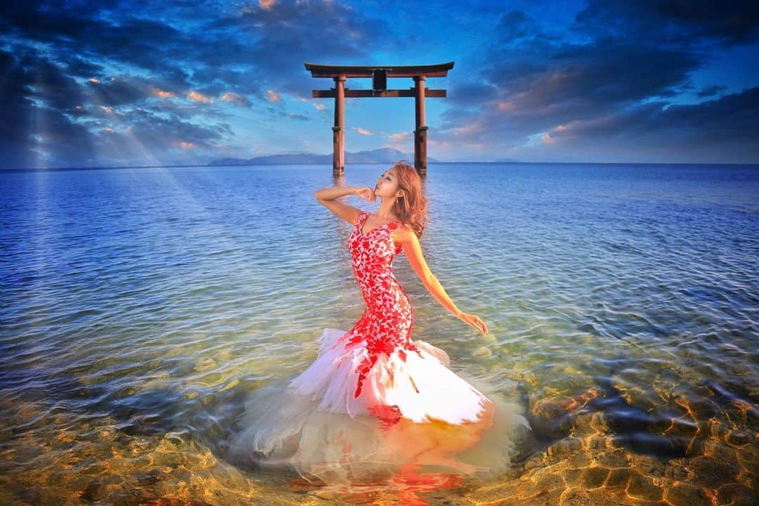 舘林佳史のインスタグラム：「台風の後に現れた神の使者⚡️ 幻の人魚姫🧜‍♀️✨ model:Humie   誰でも物語の主人公になれるをキャッチコピーに ドラマや映画の物語のワンシーンの様なDramaticStoryPhotと言う名前で活動作品作りをしています。  大好評のドラマティックフォトのご依頼はこのクオリティーで30000円〜(ほぼ諸経費)で受け賜わっています)^o^(   素敵な作品を一緒に作りたい！コラボレーションしたい 美容師・メイクアップアーティストさん ・服飾デザイナーさんクリエイターさんも随時募集中です✨  お姫様になりたい👸物語の主人公になってみませんか^ ^⁉︎  たった一枚の写真で人生が変わる‼️  ドラマティックフォト撮影に興味がある方撮影依頼 お待ちしてます☺️💓  モデル宣材撮影 コンポジ Book作り プロフィール撮影 ブライダルフォト記念撮影 衣装レンタル 成人式 着物ドレスロケーションフォト スチール サロンモデル撮影 写真集等撮影のご依頼何でもお気軽にお問い合わせDM下さい✨  ༚┈❁┈༚༝༝༚┈❁┈༚༝༝༚┈❁┈༚༝༝༚┈❁┈ ༚༝༝༚┈❁┈ . ．  #ドラマティックフォト #人魚 #人魚姫 #神の使い #台風一過 #琵琶湖 #マーメイド #ポートレート #作品作り #モデル #モデル募集 #撮影依頼受付中」