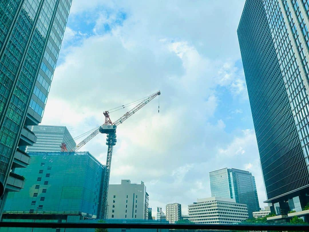 大越かず江さんのインスタグラム写真 - (大越かず江Instagram)「✨空を見上げる✈️・*:.‎☁️ ✨  空を見上げると モヤモヤしていた心が スーッと楽になる  空を見上げると 悩んでたことが ちっぽけなものに思えてくる  空を見上げると 何故だろう 自然と笑顔になる  空を見上げる そんな単純なことが これ程までに生きる意味を与えてくれる  空を見上げる 心がモヤモヤザワザワした時に 見上げて欲しい そして 少しでも誰かの心にポッカリ空いた穴を 埋められる手段になればいい  素敵なこと きっと沢山 待ってるよね💛  ✨✨✨✨✨✨✨✨✨✨✨✨✨✨✨✨✨✨  ✨Look up at the sky ✈️・*:.‎☁️ ✨  When I look up at the sky, my confused heart suddenly becomes at ease  When I look up at the sky, my troubles start to seem small  When I look up at the sky, I wonder why I naturally smile  A simple thing like looking up at the sky gives me so much meaning in life  Looking up at the sky And, even if only a little, there is a hole in someone's heart. I wish it could be a means to fill  nice thing I'm sure you're waiting a lot 💛  ✨✨✨✨✨✨✨✨✨✨✨✨✨✨✨✨✨✨ @starbucks_j  @starbucks    #空  #sky  #starbuckscoffee  #スターバックス  #coffeetime  #コーヒー好きな人と繋がりたい  #スタバ好きな人と繋がりたい #美  #生きる意味 #sexy #セクシー系 #写真好きな人と繋がりたい #女優好きな人と繋がりたい #美意識人と繋がりたい #幸福 #happy #東京 #tokyo #日本 #japan  #美魔女モデル #actress  #資格マニア  #スマイル #笑顔 #followforfollowback #ポートレート女子 #loveyou #仲間募集  #空が好きな人と繋がりたい」8月17日 9時03分 - bluemoonseasky