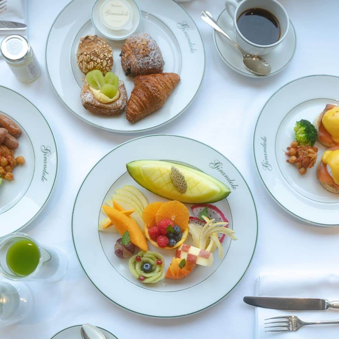 Park Hyatt Tokyo / パーク ハイアット東京さんのインスタグラム写真 - (Park Hyatt Tokyo / パーク ハイアット東京Instagram)「Start your day with an aromatic cup of coffee and breakfast in the privacy and comfort of your room.  淹れたてのコーヒーとお好みのブレックファーストで、充実した1日のスタートを。  Share your own images with us by tagging @parkhyatttokyo ————————————————————— #parkhyatttokyo #luxuryispersonal #morningcoffee #hotelbreakfast #breakfast #roomservice #coffee #パークハイアット東京 #ルームサービス #ブレックファースト #朝食 #ホテルブレックファスト #モーニングコーヒー」8月17日 9時00分 - parkhyatttokyo