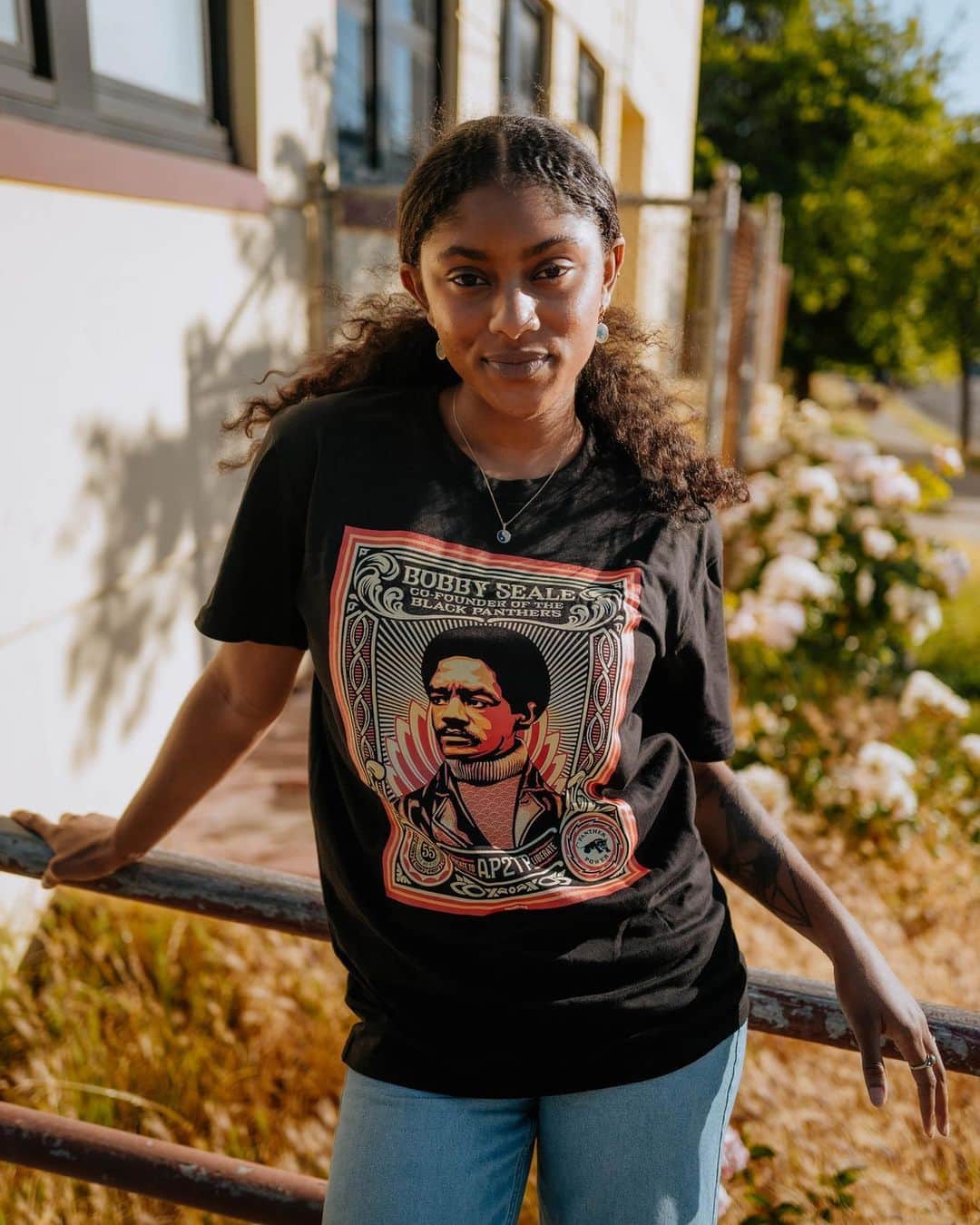 Shepard Faireyのインスタグラム：「I'm excited to work with @oaklandish to launch "Educate to Liberate," an exclusive capsule collection in collaboration with The Black Panther Party Alumni Legacy Network (@bppaln). The collection includes artwork I created for AP2TP (All Power to the People) @ap2tpcollective, featuring a portrait of Bobby Seale, the co-founder of the Black Panther Party.⁠ ⁠ This limited edition collection commemorates the 50th anniversary of the Oakland Community School (OCS) and Learning Center. Proceeds from the purchase of this collection will support BPPALN's ongoing educational initiatives and other modern-day survival programs.⁠ –Shepard⁠ ⁠ Link in bio to shop the collection.」