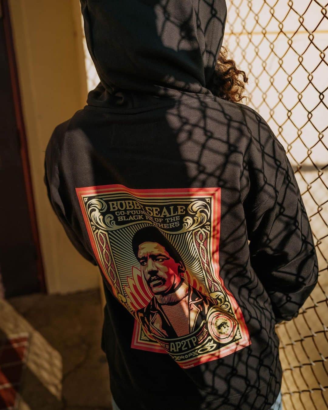 Shepard Faireyさんのインスタグラム写真 - (Shepard FaireyInstagram)「I'm excited to work with @oaklandish to launch "Educate to Liberate," an exclusive capsule collection in collaboration with The Black Panther Party Alumni Legacy Network (@bppaln). The collection includes artwork I created for AP2TP (All Power to the People) @ap2tpcollective, featuring a portrait of Bobby Seale, the co-founder of the Black Panther Party.⁠ ⁠ This limited edition collection commemorates the 50th anniversary of the Oakland Community School (OCS) and Learning Center. Proceeds from the purchase of this collection will support BPPALN's ongoing educational initiatives and other modern-day survival programs.⁠ –Shepard⁠ ⁠ Link in bio to shop the collection.」8月17日 9時01分 - obeygiant