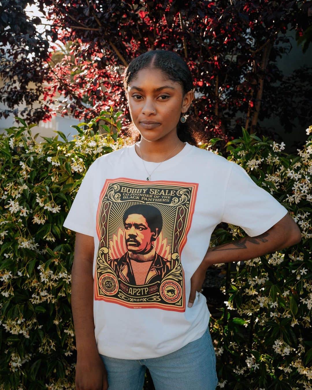 Shepard Faireyさんのインスタグラム写真 - (Shepard FaireyInstagram)「I'm excited to work with @oaklandish to launch "Educate to Liberate," an exclusive capsule collection in collaboration with The Black Panther Party Alumni Legacy Network (@bppaln). The collection includes artwork I created for AP2TP (All Power to the People) @ap2tpcollective, featuring a portrait of Bobby Seale, the co-founder of the Black Panther Party.⁠ ⁠ This limited edition collection commemorates the 50th anniversary of the Oakland Community School (OCS) and Learning Center. Proceeds from the purchase of this collection will support BPPALN's ongoing educational initiatives and other modern-day survival programs.⁠ –Shepard⁠ ⁠ Link in bio to shop the collection.」8月17日 9時01分 - obeygiant