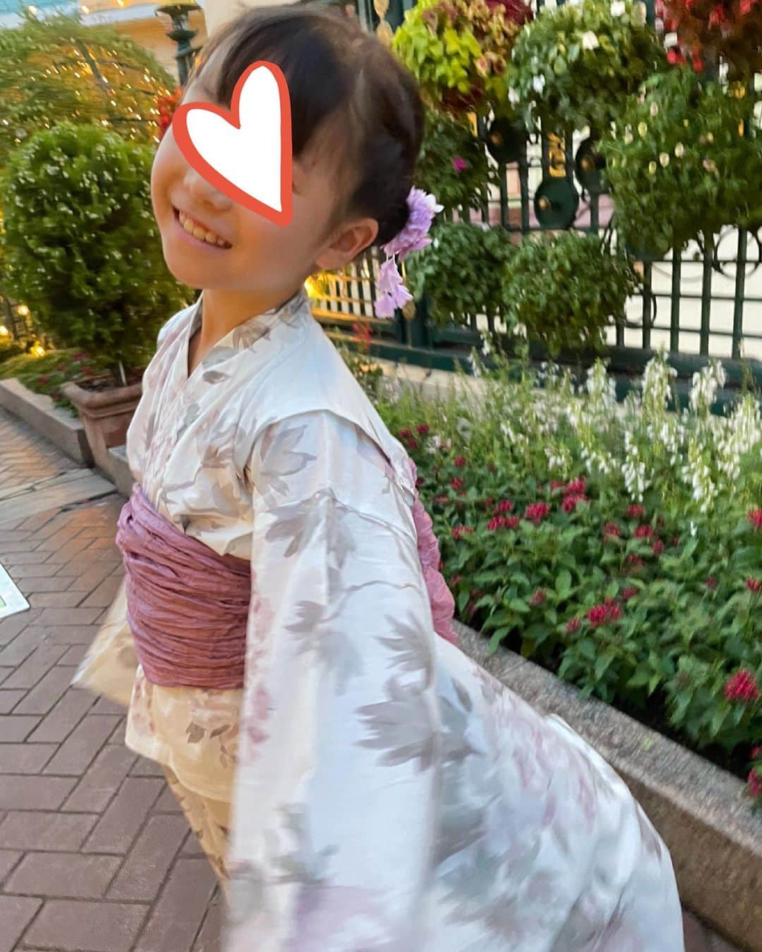 のインスタグラム：「娘に浴衣を着せて ちょっとお出かけしました✴︎  お祭りの時に着れなかったので。 何故か、かむちゃんは普段着です  ベストショットはかむちゃんが撮った 写真7枚目♡  浴衣は @sweetmommyofficial さんから 発売されています♡  #浴衣  #disney  #イクスピアリ  #夏  #sweetmommy」