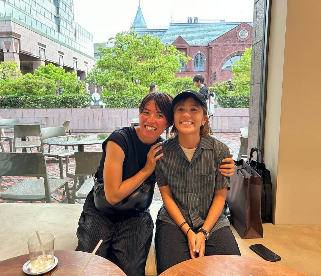 岩渕真奈のインスタグラム：「🥰🥰🥰 ⁡ 少しだけ紗希に会えました！！！ W杯お疲れさま😇 ⁡ ⚠️紗希のお肌が赤いのはお肌活性化中⚠️ ⁡ 短い時間だったけど、楽しい時間でした🫶 ⁡ いろいろとありがとう⚽️❤️ ⁡ ⁡ ⁡」