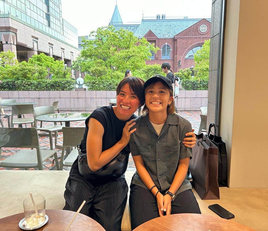岩渕真奈のインスタグラム：「🥰🥰🥰 ⁡ 少しだけ紗希に会えました！！！ W杯お疲れさま😇 ⁡ ⚠️紗希のお肌が赤いのはお肌活性化中⚠️ ⁡ 短い時間だったけど、楽しい時間でした🫶 ⁡ いろいろとありがとう⚽️❤️ ⁡ ⁡ ⁡」