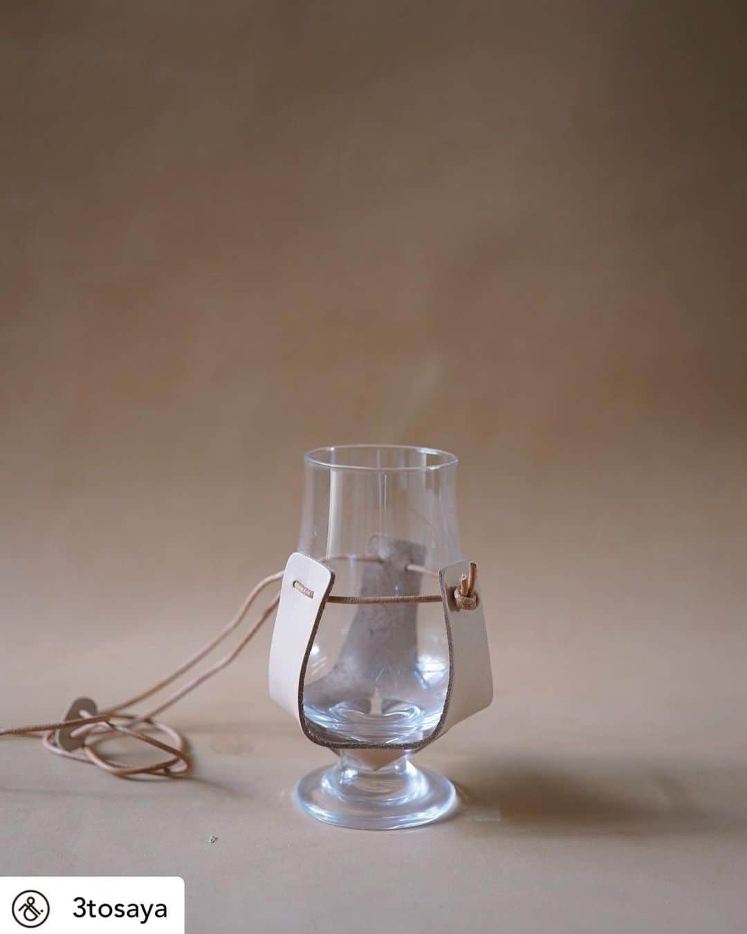 エンダースキーマのインスタグラム：「#repost • @3tosaya   [Hender Scheme x mitosaya] Tasting Glass & Holder  8月19日（土）、20（日）に開催されるイベント「mitosaya x Hender Scheme DEAR DEER」でお使いいただける、エンダースキーマによるレザーホルダー付きの限定テイスティンググラスです。  Hender Scheme x mitosayaによる鹿皮のスピリッツ「DEAR DEER」のリリースを記念した当イベントで、テイスティンググラス購入者には会場でグラスをお渡しします。 「DEAR DEER」のテイスティングの他、首元にグラスを下げてお食事やお買い物をお楽しみいただけます。  → 「mitosaya x Hender Scheme] DEAR DEER」　については一つ前のポストをご覧ください。  仕様 グラス　サイズ：口径49×高さ115･最大径67mm、容量：190ml、材質：ソーダライムガラス（日本製） レザーホルダー　材質：カウレザー（日本製）  お届け ※ご購入はお一人様あたり1商品につき2点まで。 ※当商品の購入申込者には、 [mitosaya x Hender Scheme] DEAR DEER 会場でグラスをお渡しします。 当日は「DEAR DEER」のテイスティングをお楽しみいただけます。」