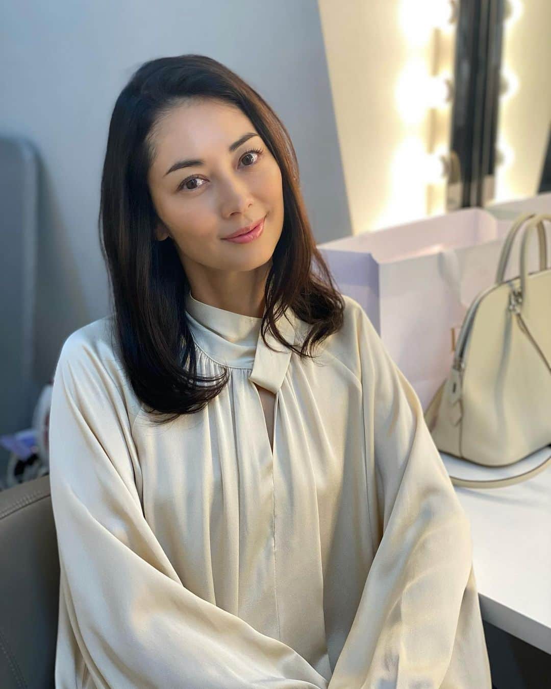 伊東美咲のインスタグラム：「マネージャーより。  本日発売の「#美ST」10月号に登場しています！ 自愛ビューティ論についてお話ししています💐 ぜひご覧ください！」