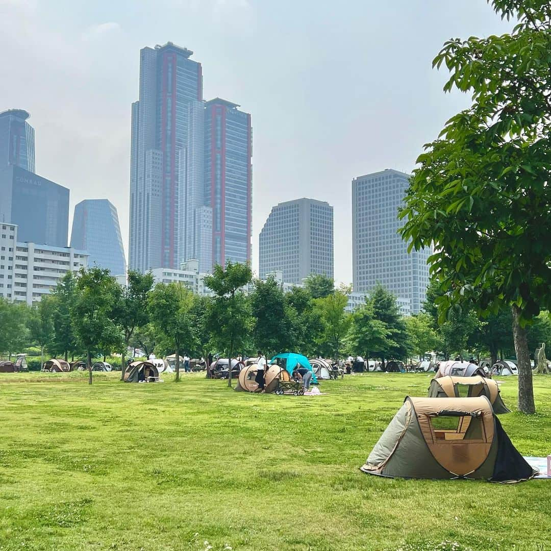 佑聖 のインスタグラム：「キャンプギアいっぱい買ったけどまだ使えてないぜ俺の夏🏕🏕🏕  #korea #atozcamping  #hollain  #helinox」