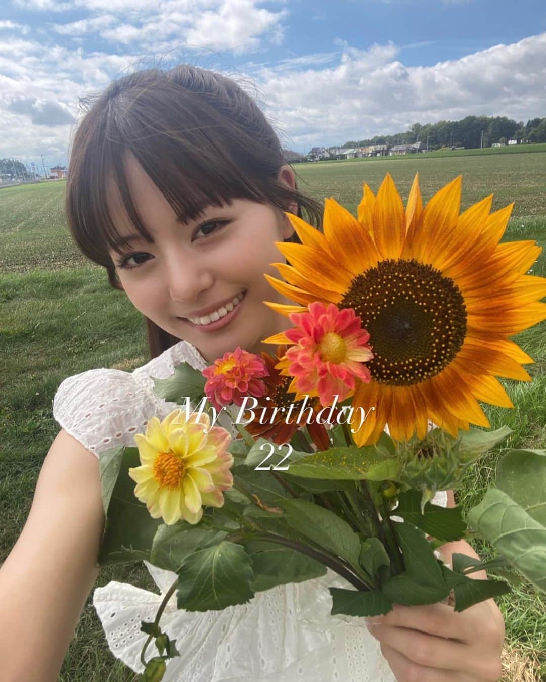 のインスタグラム：「𝟚𝟚𝕥𝕙 𝔹𝕚𝕣𝕥𝕙𝕕𝕒𝕪 *.ﾟ  今年はカウントダウン配信で ファンの皆さま、家族に囲まれ 誕生日を迎えました 🎂🩶  様々なSNSからたくさんのお祝いコメント 本当にありがとうございます💌   皆さまの応援のおかげもあり 21歳は新しい経験や素晴らしい景色を いっぱいみせてもらいました。  ふうか らしくこれからも 頑張っていくので応援してもらえたら嬉しいです✊🏼💞  22歳もよろしくお願いします♡♡   #誕生日 #22歳  #mybirthday #happybirthday」