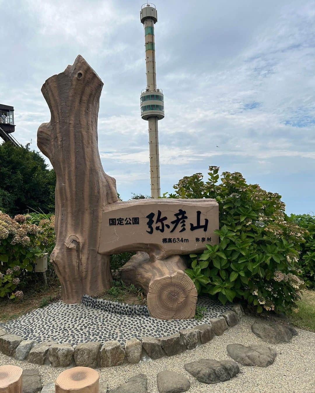 花音舞さんのインスタグラム写真 - (花音舞Instagram)「彌彦神社  こちらもパワースポット✨  新潟最大のパワースポットと言われている弥彦神社をみなさん知ってますか？？ 御祭神である天香山命（あめのかぐやまのみこと）は、天照大御神（あまてらすおおみかみ）のお孫さんなのです！！ 私は初舞台の『スサノオ』を思い出しました🤭  空気が美味しくていっぱいエネルギー頂きましたよ！！  ロープウェイ🚡も楽しかったなぁ✨  #彌彦神社  #最強  #パワースポット  #宝塚 #スサノオ #初舞台  #90期」8月17日 9時55分 - mai_kanon_official