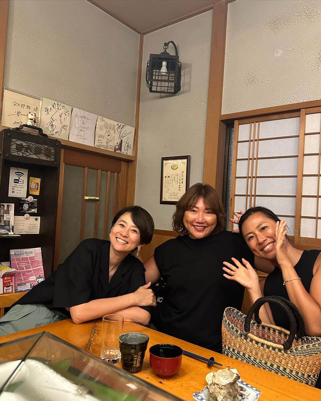 のインスタグラム：「大好きなお寿司屋さん 栄太郎鮨　@eitarousushi  でごきげんランチ🍣😘💙 　@ayako_hana_0712 宅に遊びに来ていた @naokotani___ と✨  お寿司もとてもおいしいのだけれど、 最後のお椀も毎回の楽しみなのよね☺️  #ランチ#お寿司#栄太郎鮨#鵠沼海岸ランチ#葉っぱ配られてからオーダー  太巻きの細巻き 「まこと巻」越しの @makotosasaki5055 くん🤗」