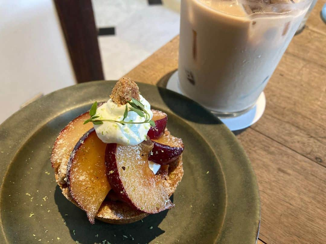 去来川奈央のインスタグラム：「. 先日行きました カリー&カフェ☕️  この季節限定の ⚪︎すももと黒糖タルト🥧 ⚪︎昔ながらのかためプリン🍮 ⚪︎和風キーマカリー ↑おネギどっさり！辛さ選べたので もちろん辛口オーダーしました(๑･̑◡･̑๑)🌶️🔥ホッホッ！！  辛いのと甘いのと… 魅惑のコンビネーション！💃  #oxymoron #オクシモロン北浜 #タルト #プリン #大阪スイーツ #大阪カフェ #大阪カレー #キーマカレー #大阪ランチ」