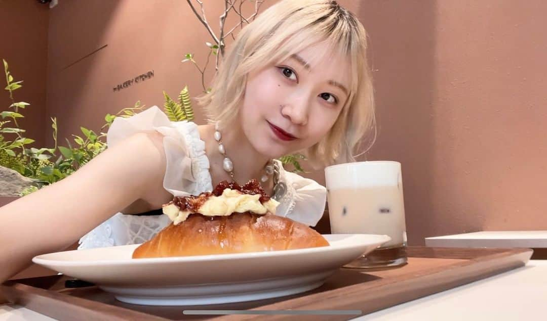 白井琴望さんのインスタグラム写真 - (白井琴望Instagram)「offer bakery coffee  韓国の弘大で見つけたかわいいカフェ👱🏻  基本的にショートスリーパーで朝5時とかに起きちゃうから、旅行先でも朝活してます👱🏻  ここは9時からやってるカフェ！ もっと早い時間からやってるカフェも見つけたいです👱🏻  お店の前にパンが並んでて、セルフで選ぶ感じだけど、ちゃんと透明のカバーがかかってて清潔でした👱🏻  透明のカバーないカフェも多かったから、嬉しかった👱🏻🤍  #弘大 #弘大カフェ #韓国カフェ #ソウルカフェ #seoulcafe #seoultravel #韓国旅行 #홍대 #홍대카페」8月17日 9時51分 - _shirai_kotono